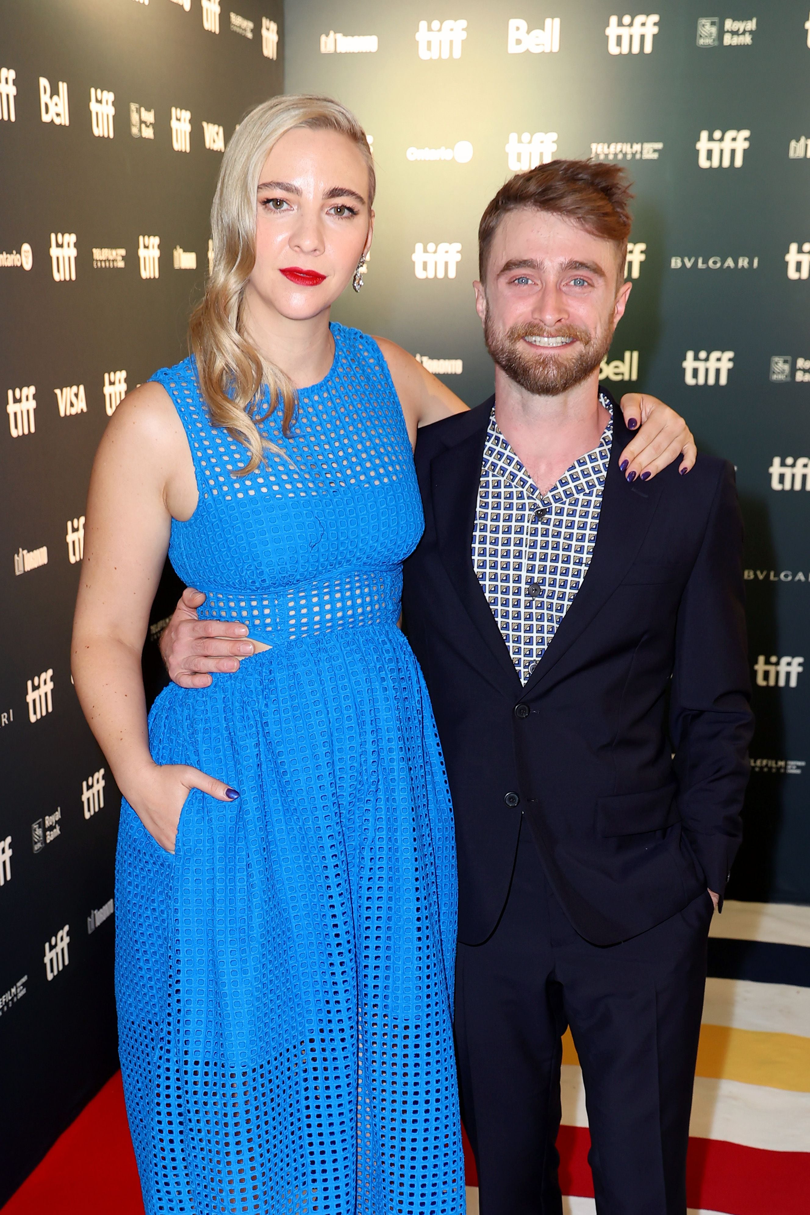 Erin Darke y Daniel Radcliffe en la premiere de "Weird: The Al Yankovic Story", en 2022 (Photo by Leon Bennett/Getty Images)