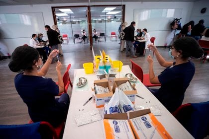 Chile inició la vacunación masiva a profesores para garantizar un regreso a clases el próximo mes de marzo