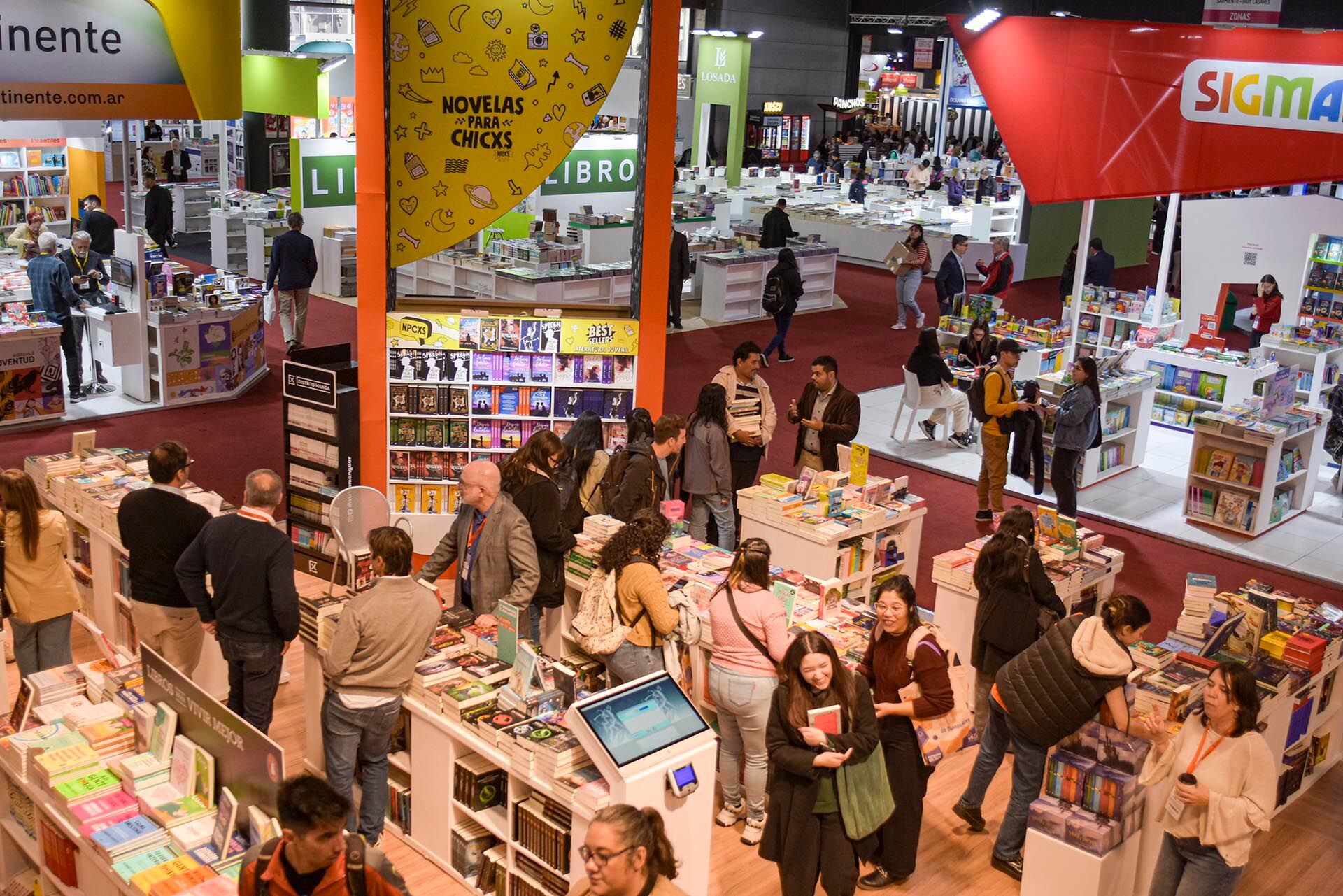 Feria del Libro 2024, color, gente y pasillos