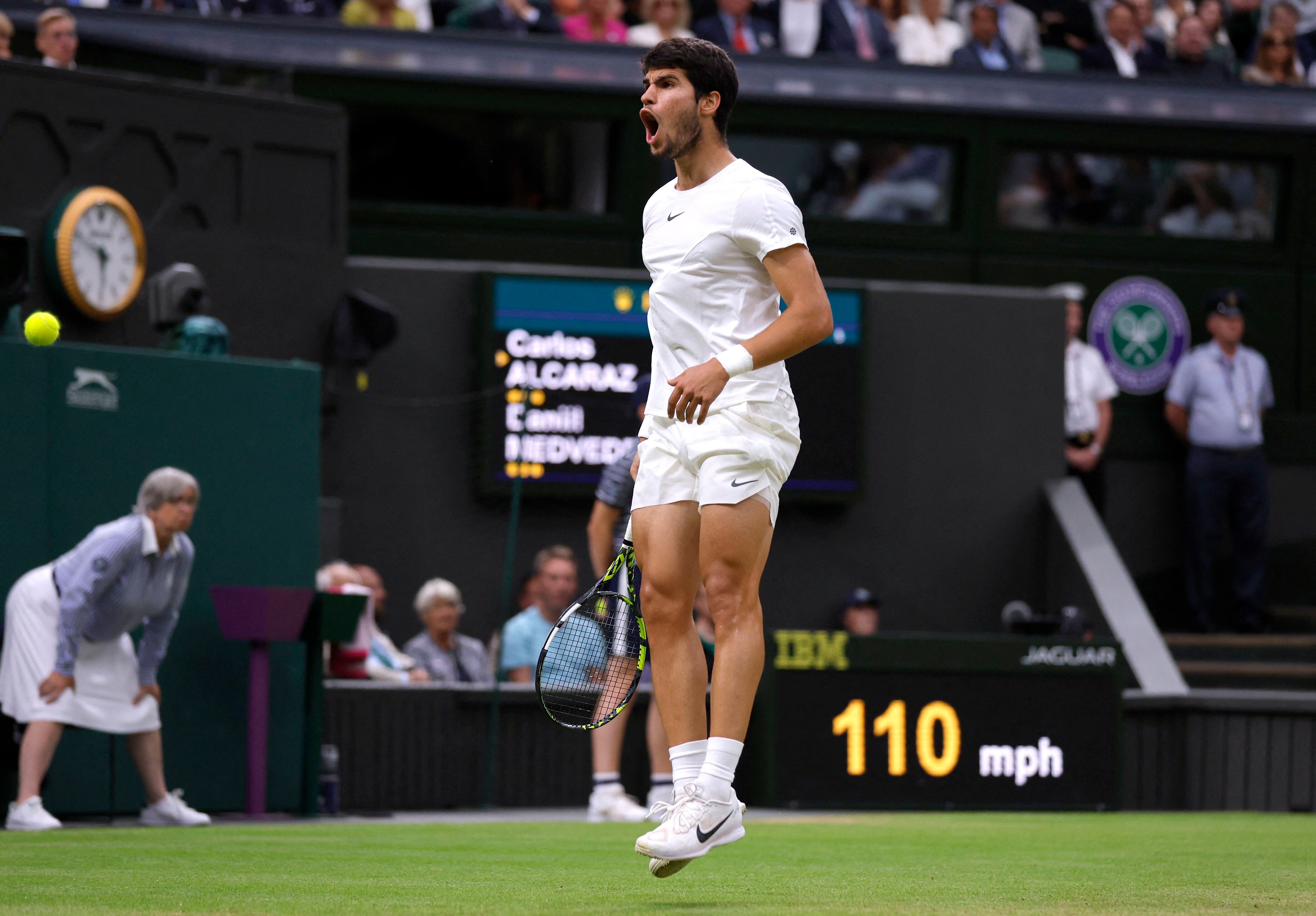 Alcaraz celebra un punto ante Medvedev en semifinales de Wimbledon (REUTERS).