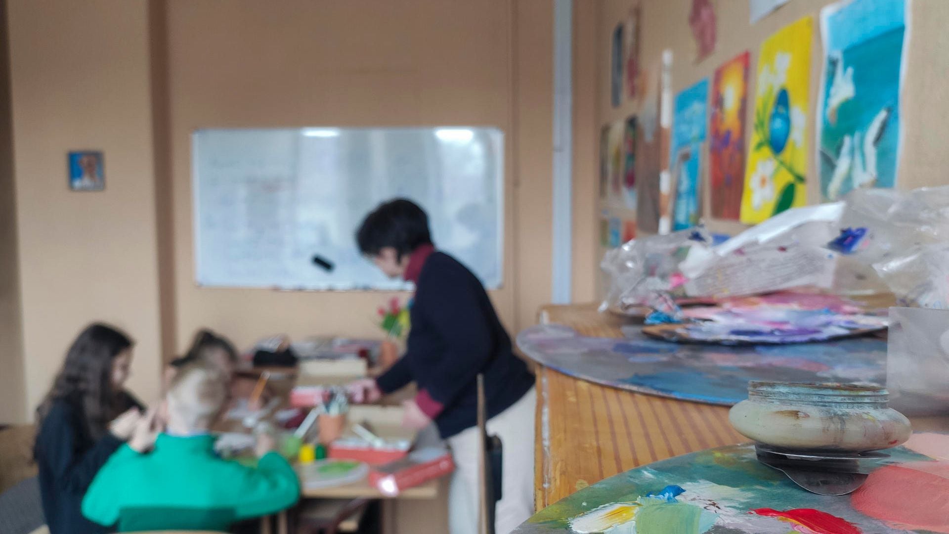 Niños en la Escuela de Artes Mariupol. EFE/ Rostyslav Averchuk
