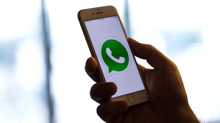 La misma cuenta de WhatsApp se podrá utilizar en dispositivos de Android o de iOS sin problema. (Foto: Jason Alden/Bloomberg)