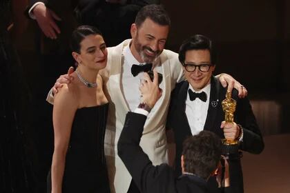 Ke Huy Quan, el presentador Jimmy Kimmel y Jenny Slate posan para una foto tras la gala de los Oscar en la 95ª edición de los premios de la Academia (REUTERS/Carlos Barria)