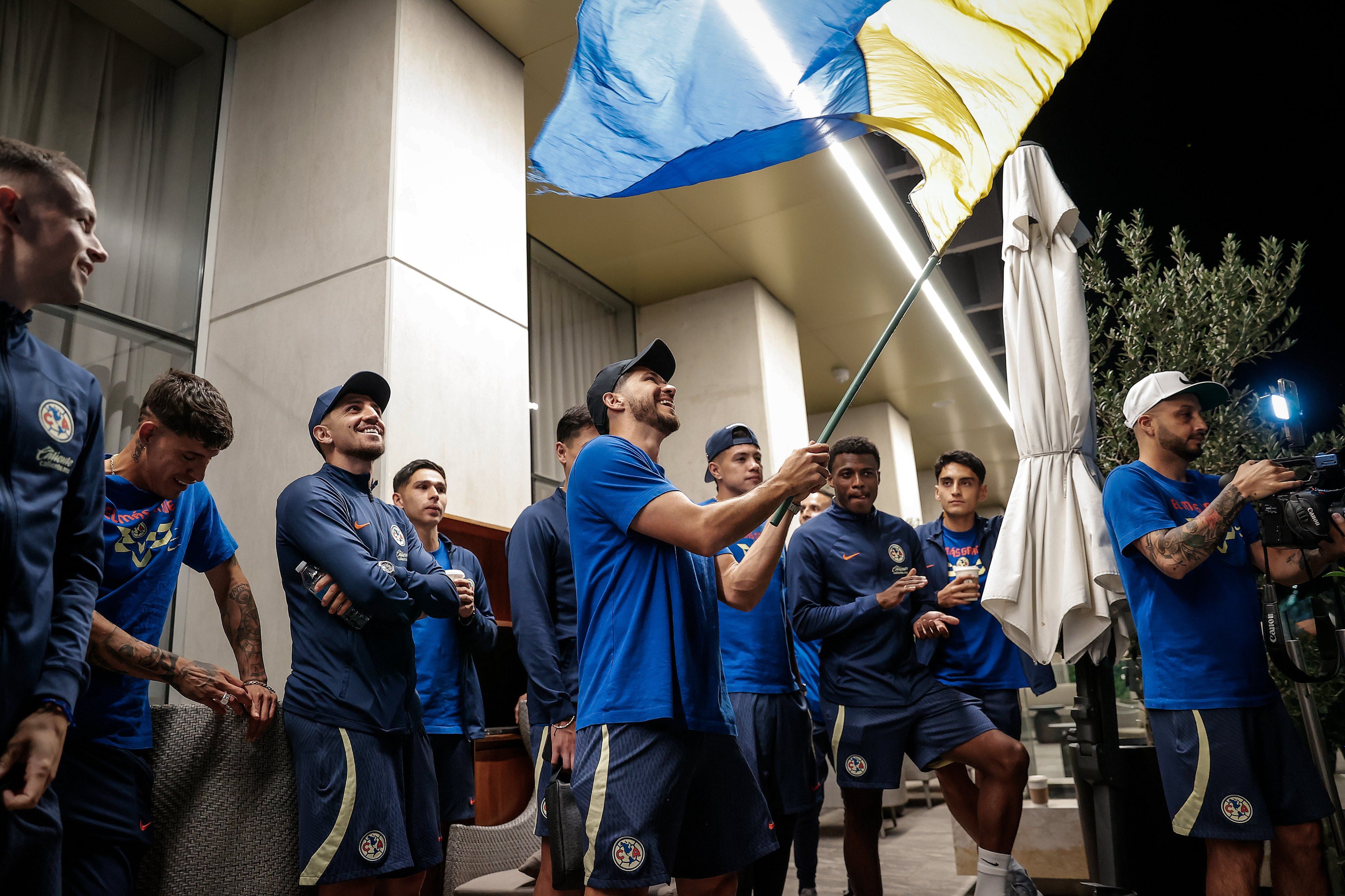 Más de 100 aficionados del América reciben al equipo en Guadalajara