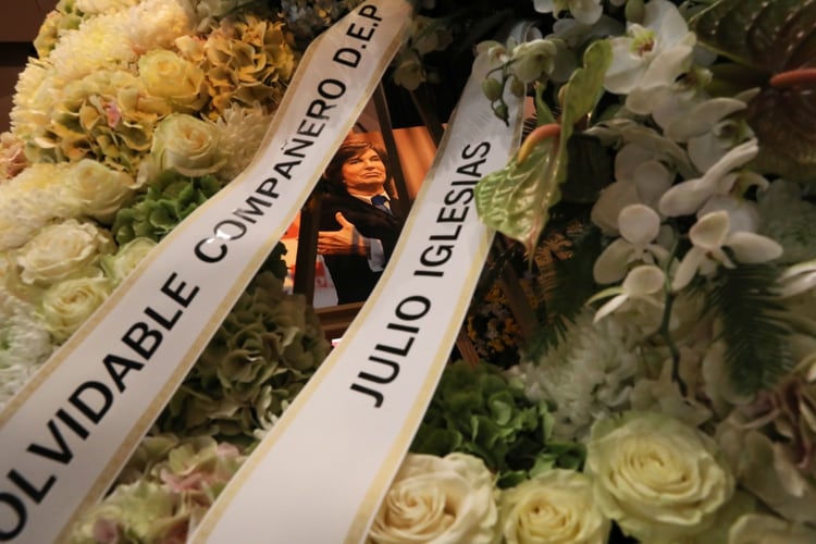 “Inolvidable compañero, descansa en paz”, se lee en la corona que envió el cantante Julio Iglesias (Foto: Reuters/ Susana Vera)