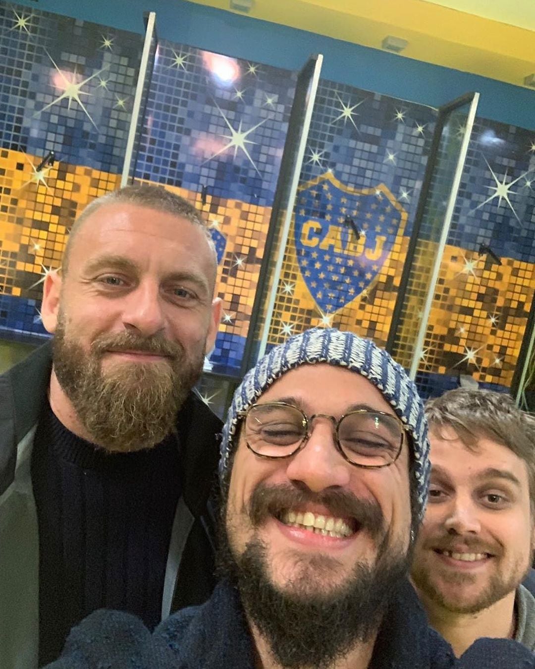 Daniel Osvaldo junto a su hermano y Daniele De Rossi el día de la presentación del italiano como refuerzo de Boca Juniors