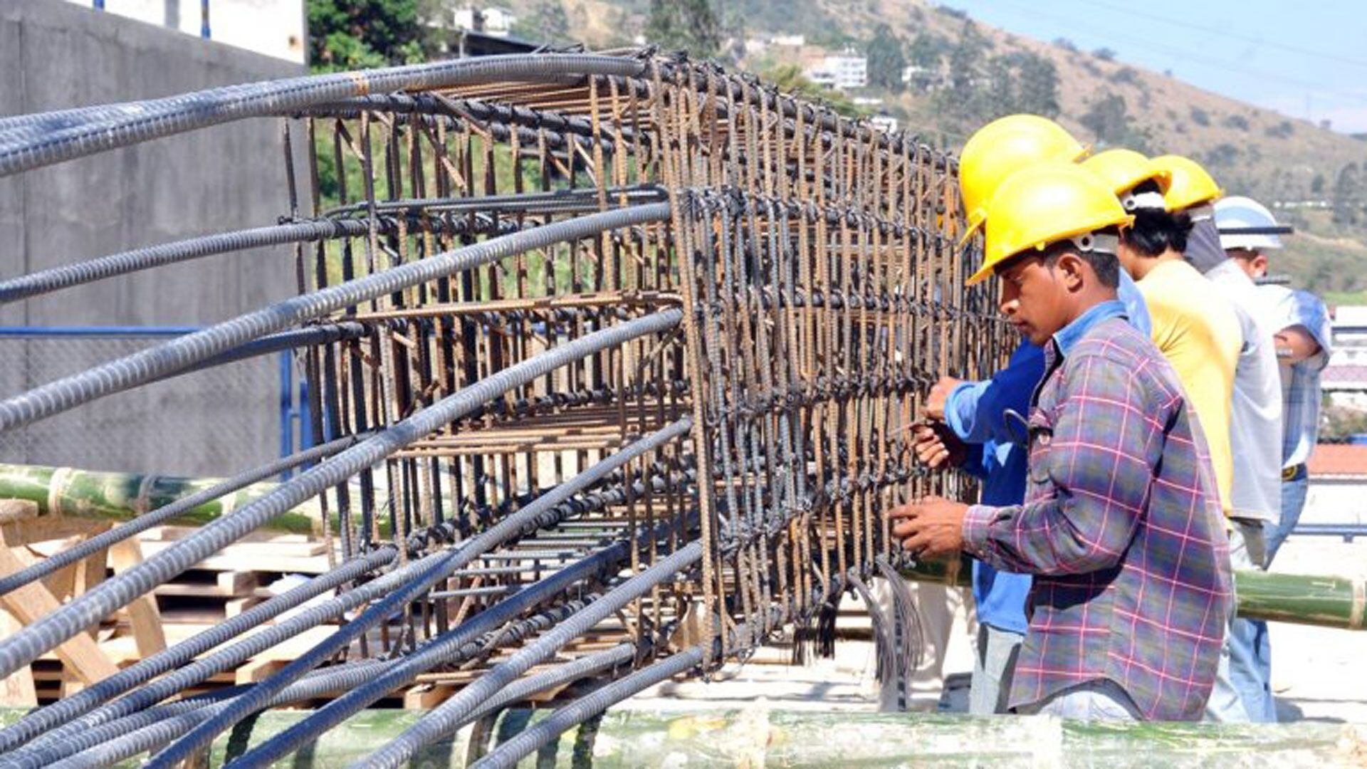 Los trabajadores formales lograron una recuperación de los salarios en junio, pero son los que más perdieron en el último año.