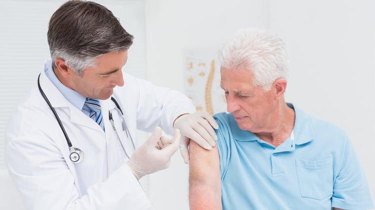 Los mayores de 65 años son considerados grupo de riesgo y deben vacunarse contra el neumococo (Getty)