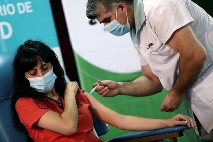 FOTO DE ARCHIVO. Estefania Zeurnja, de 29 años, recibe una inyección de la vacuna Sputnik V (Gam-COVID-Vac) contra la enfermedad del coronavirus (COVID-19) en el hospital Dr. Pedro Fiorito de Avellaneda, en las afueras de Buenos Aires, Argentina. 29 de diciembre de 2020. REUTERS/Agustín Marcarián