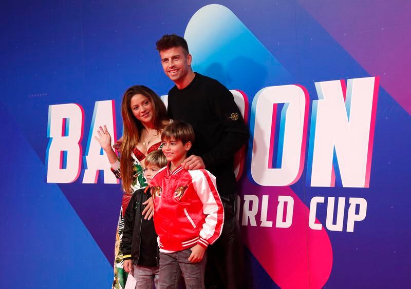 Shakira y Piqué junto a sus hijos. La imagen es de octubre de 2021 (REUTERS/Albert Gea)