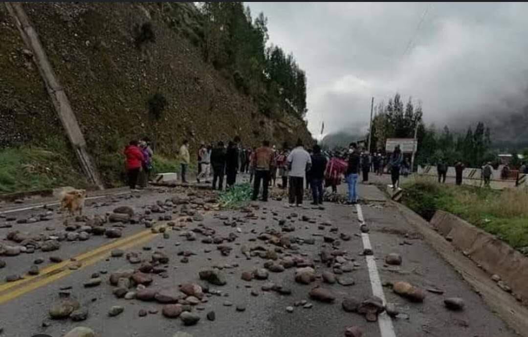 Cientos de pasajeros quedaron varados en la Vía Libertados, a la altura de la zona de Vinchos, por el bloqueo.