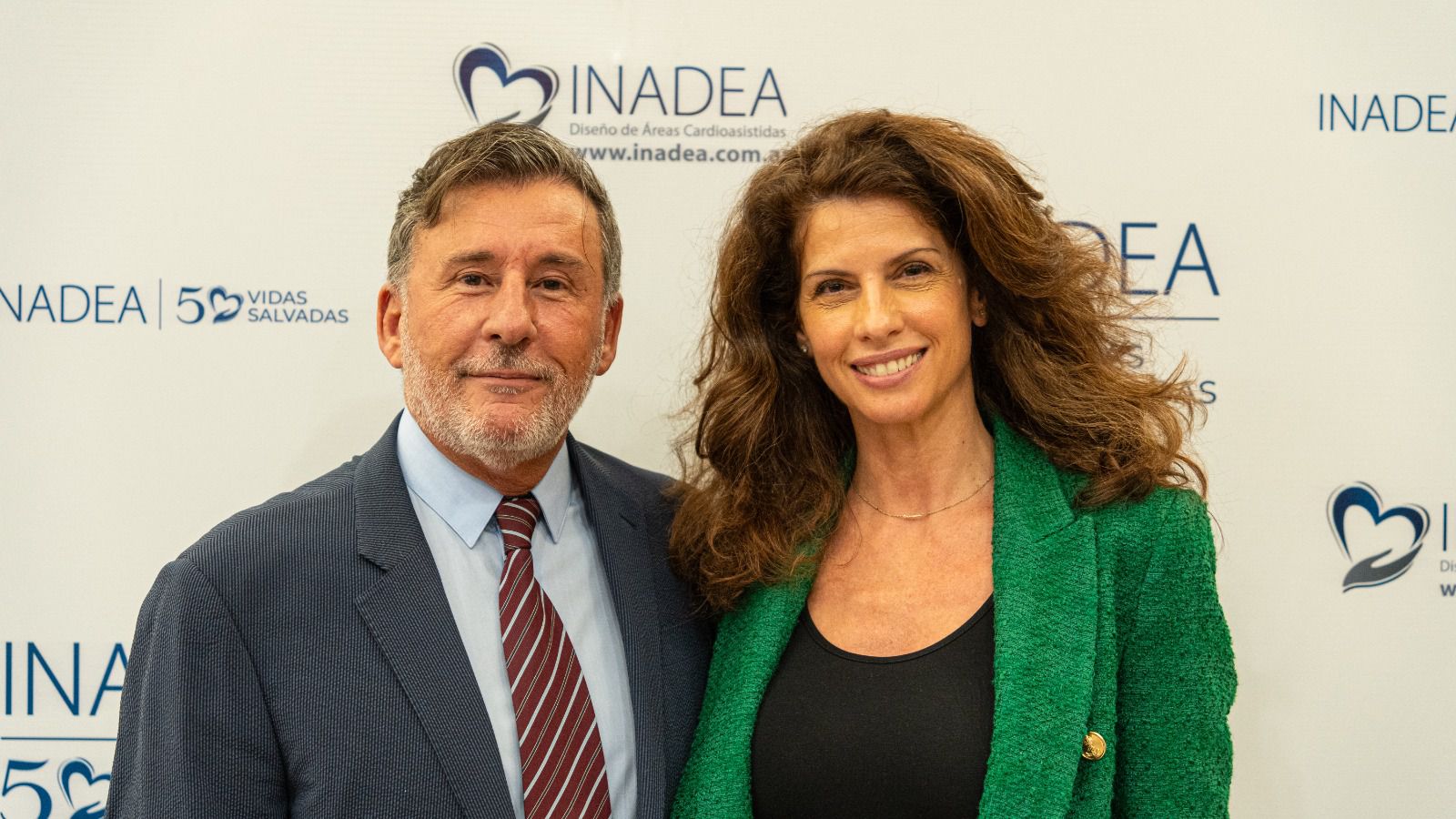 Analía Maiorana, coach ontológica y de liderazgo posa con el doctor Fitz Maurice (INADEA)