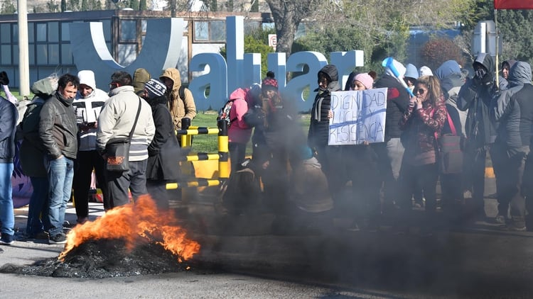 Trabajadores docentes cortaron durante todo el día de ayer el ingreso a la planta Aluar (Maxi Jonas)