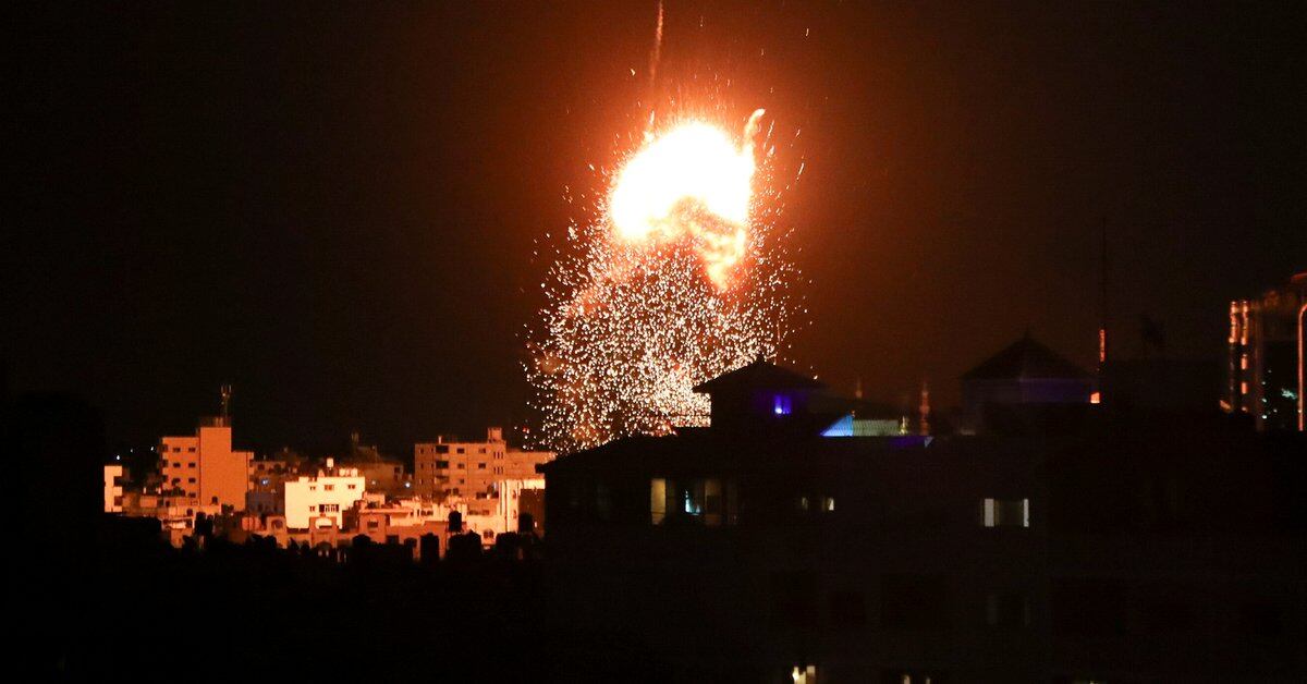 Israele ha attaccato una base militare di Hamas in risposta al lancio di palloni incendiari da Gaza