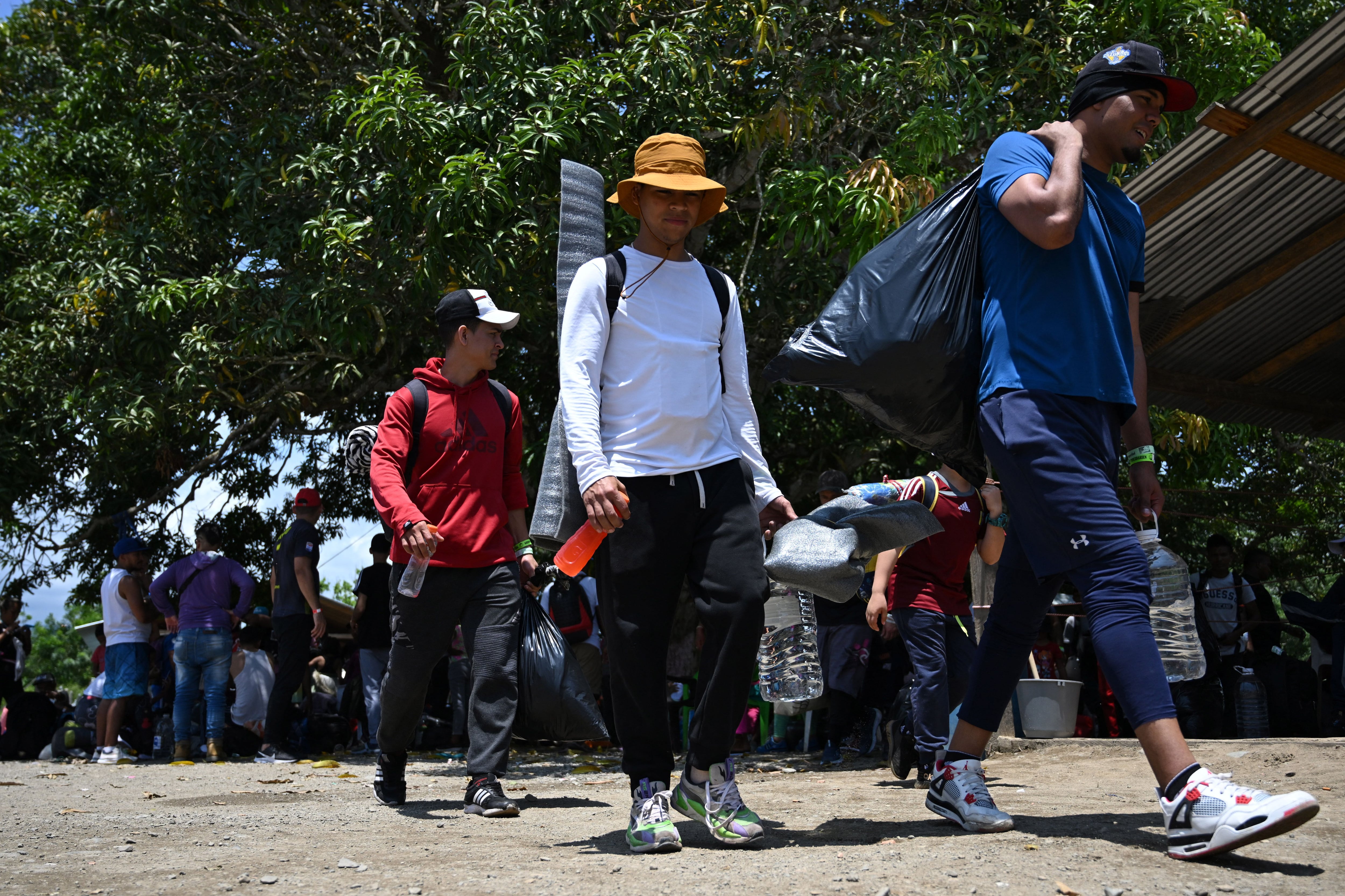 En la aldea hay personal de agencias de la ONU como Acnur y OIM, así como de Médicos sin Frontera y la Cruz Roja para asistir a los migrantes