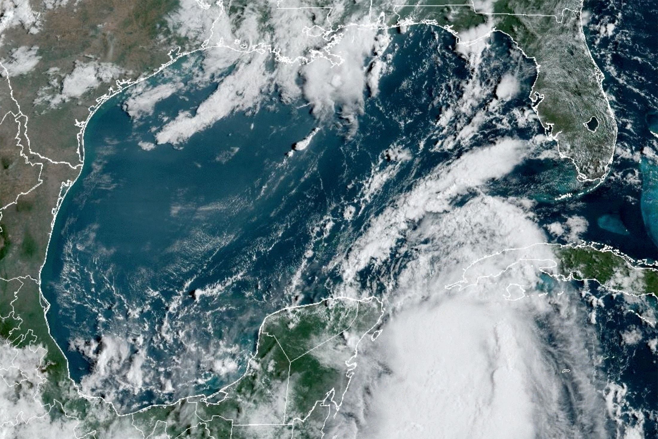 Imagen satelital del lunes de la tormenta Idalia (NOAA/Reuters)