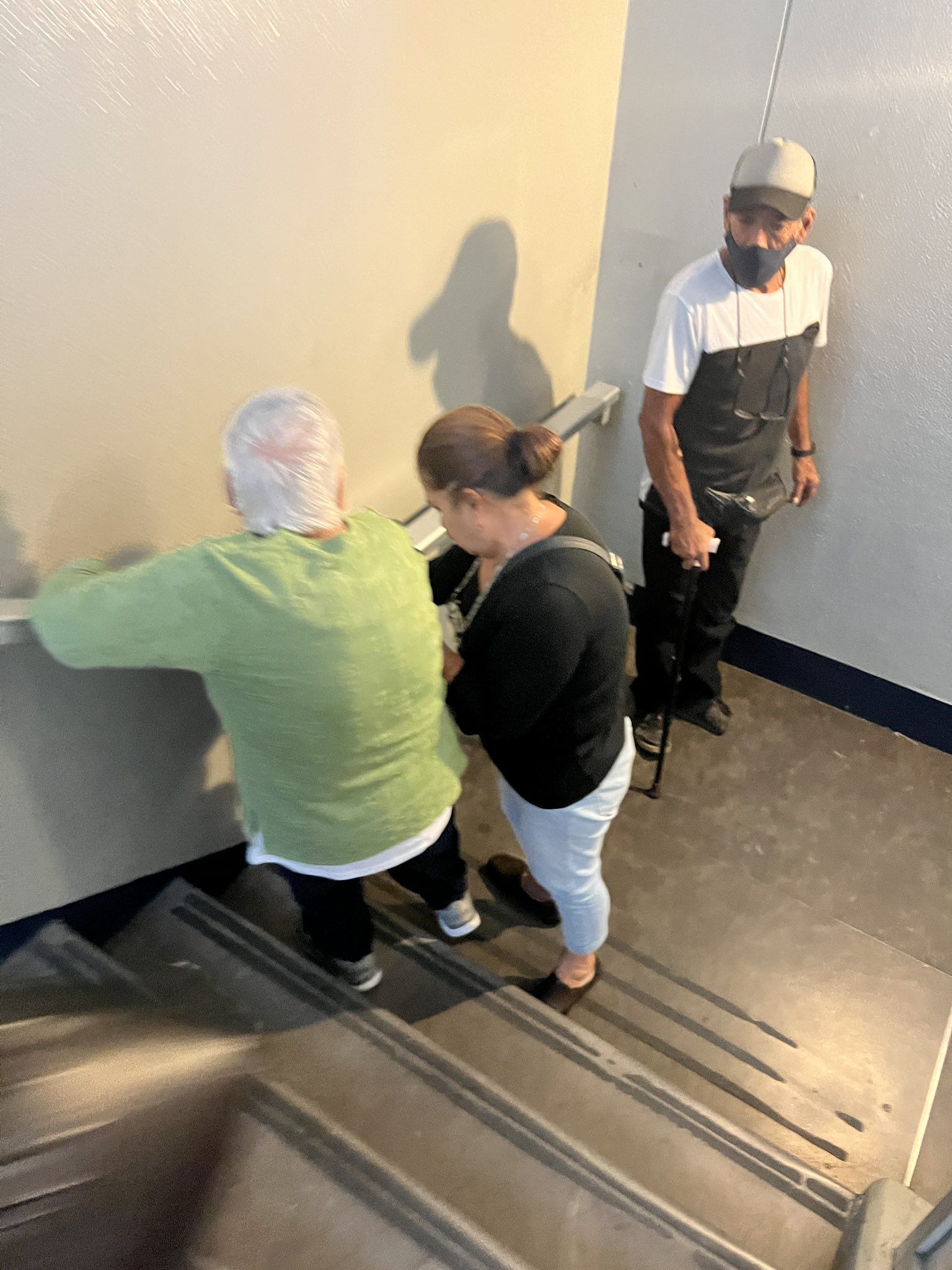 El elevador del IMSS Guadalajara suspendió actividades, así que las personas bajaban por las escaleras (Twitter/ @RealArturoH)