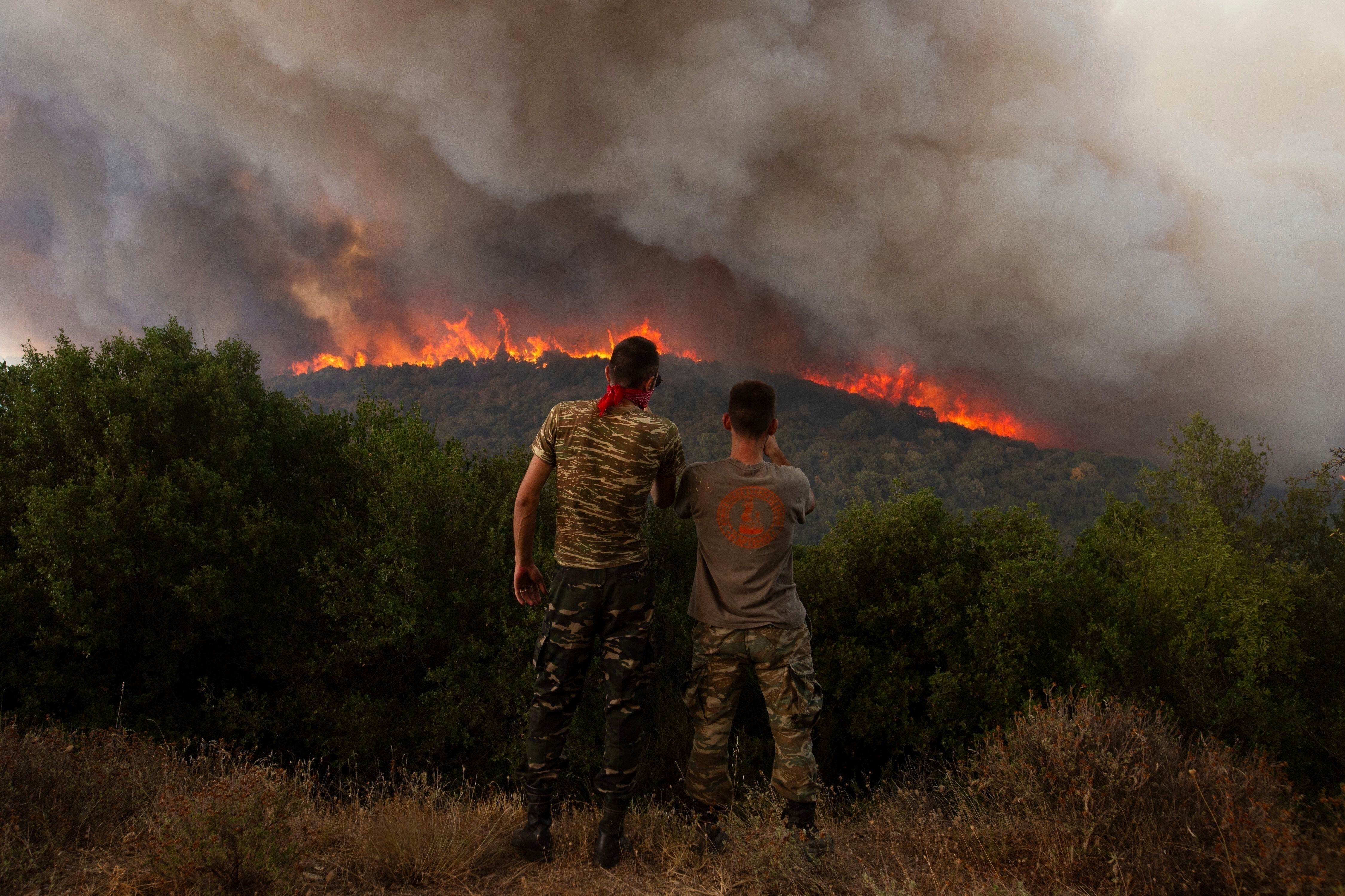 En esta imagen de archivo, un incendio arrasa un monte cerca de Sykorrahi, una aldea próxima a Alexandroupolis, en la región de Evros en el noreste de Grecia, el 23 de agosto de 2023. (AP Foto/Achilleas Chiras, archivo)