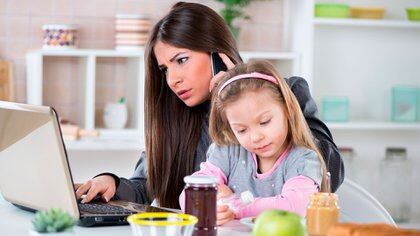 Al haber cerrado las escuelas y muchas oficinas, los chicos se mezclan con el trabajo de los padres en casa (Shutterstock)