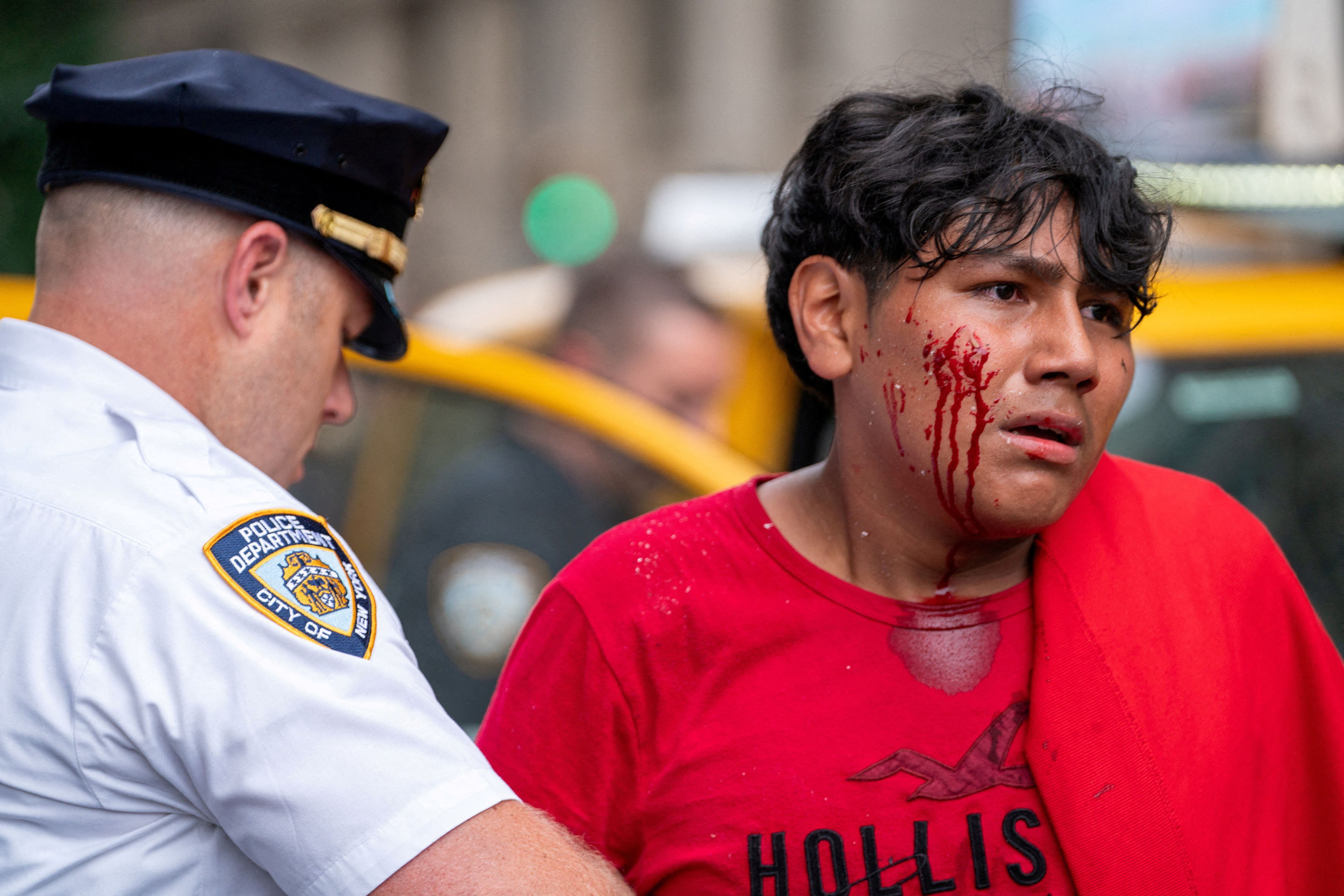 Los oficiales de policía detienen a una persona herida después de que el popular transmisor en vivo Kai Cenat anunciara un evento de "regalo" que se volvió caótico, lo que provocó que los oficiales de policía respondieran y dispersaran a la multitud en Union Square y las calles aledañas, en la ciudad de Nueva York. EE.UU. 4 de agosto de 2023. REUTERS/David 'Dee' Delgado IMÁGENES TPX DEL DÍA