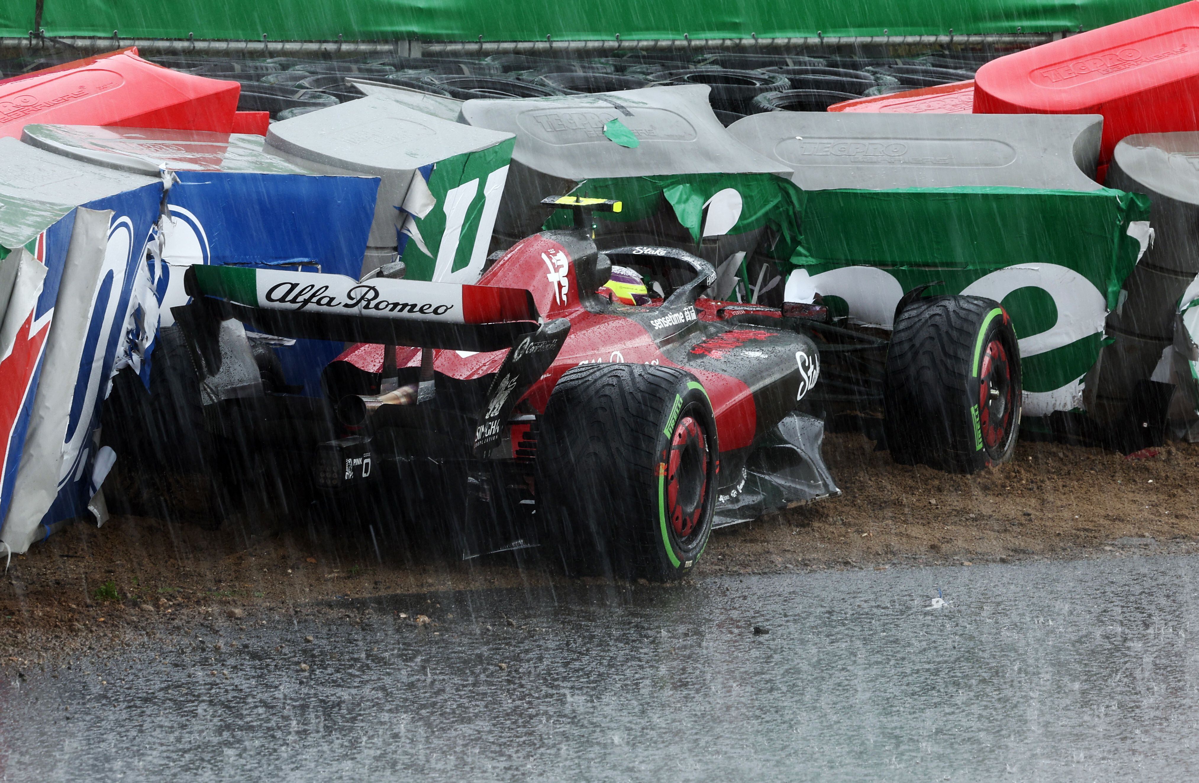 Otro de los que tuvo problemas en el final por la lluvia fue Guanyu Zhou que chocó con su Alfa Romero (REUTERS/Yves Herman)