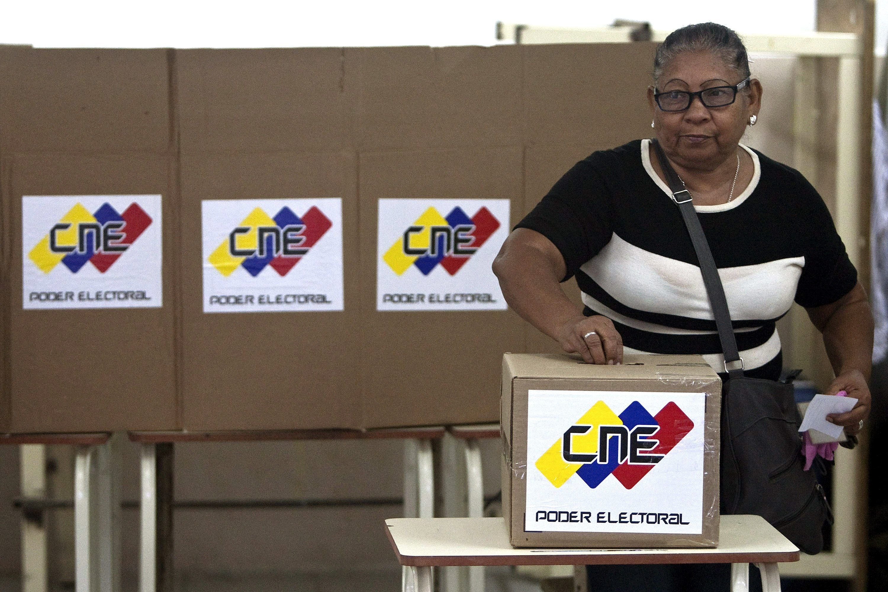 Una ciudadana venezolana deposita su voto durante una jornada de elecciones (EFE/ Miguel Gutiérrez)