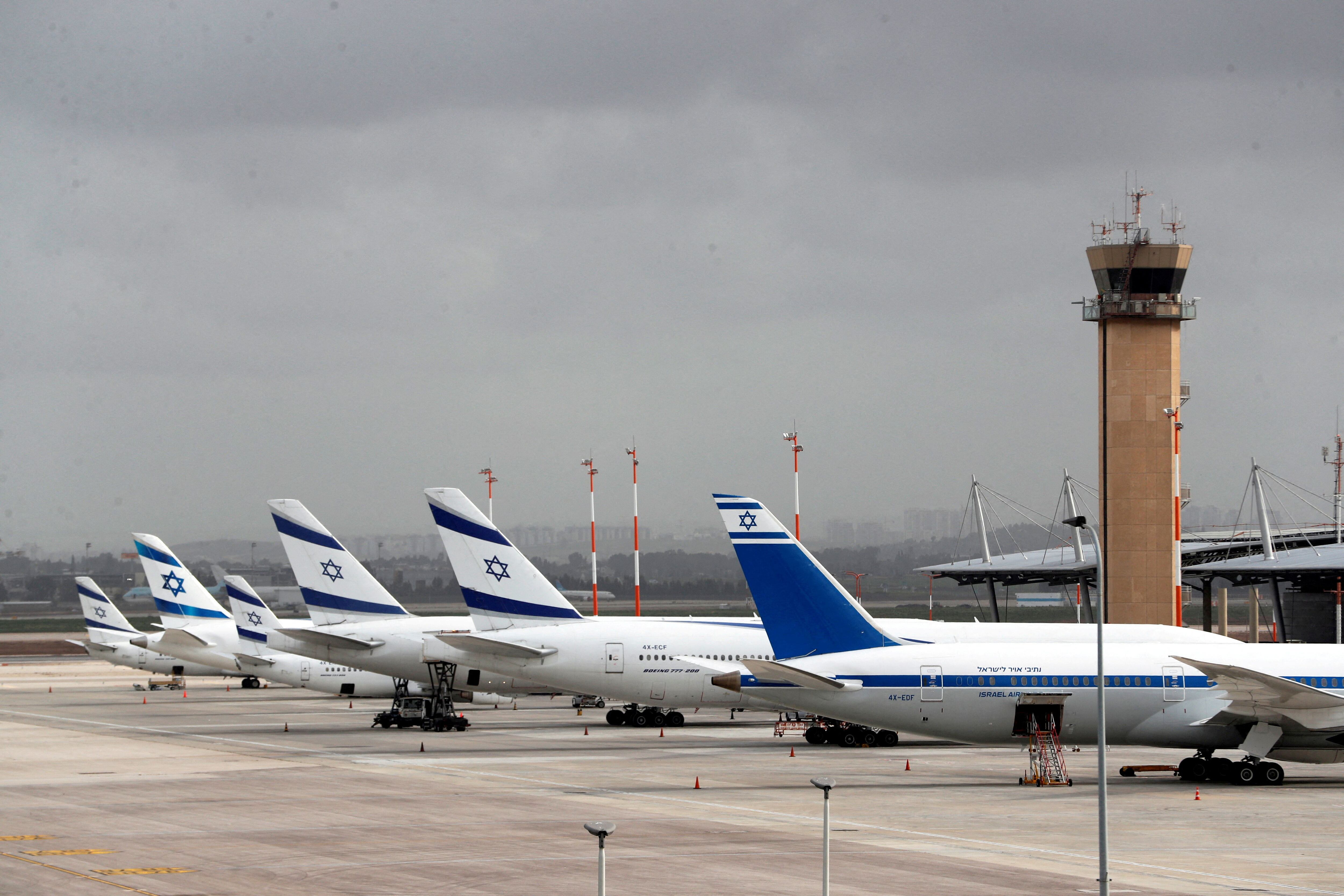 Decenas de vuelos de llegada y salida en el aeropuerto Ben Gurion de Tel Aviv fueron cancelados o retrasados (REUTERS/Ronen Zvulun/File Photo)