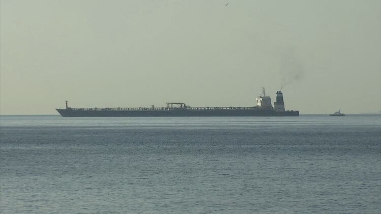 La imagen del petrolero Grace 1, bajo sospecha de transportar crudo iraní a Siria, después de ser detenido cerca de Gibraltar el 4 de julio de 2019 (REUTERS)
