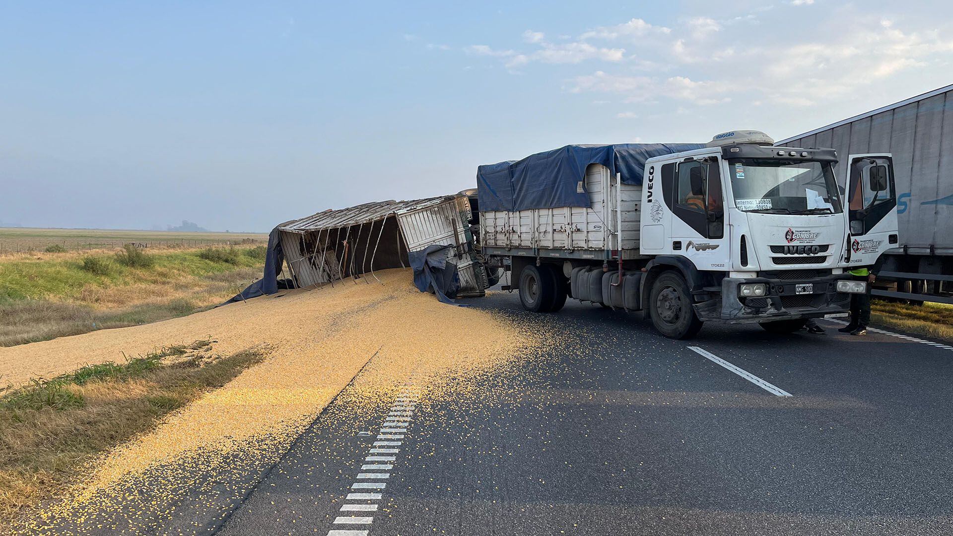 choque y vuelco de camion en ruta 9 portada