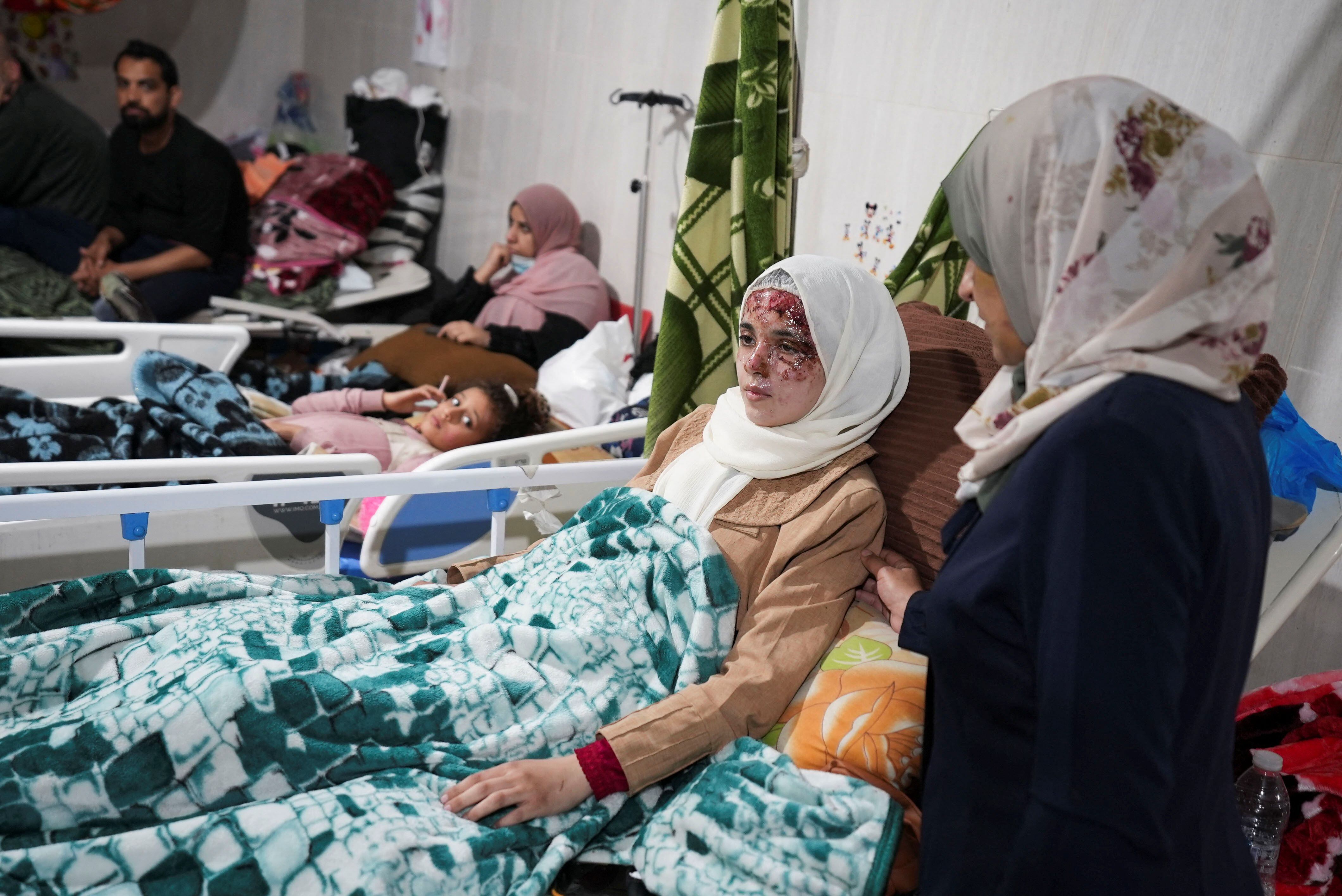 Palestinos heridos en el hospital Shuhada Al-Aqsa, en el centro de la Franja de Gaza (REUTERS/Mohammed Al-Masri)