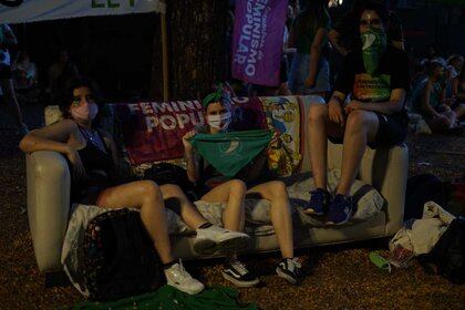 Las chicas de la organización por los Encuentros de Feminismo Popular hacen la vigilia en un sillón y con una olla popular (Foto: Julieta Bugacoff)