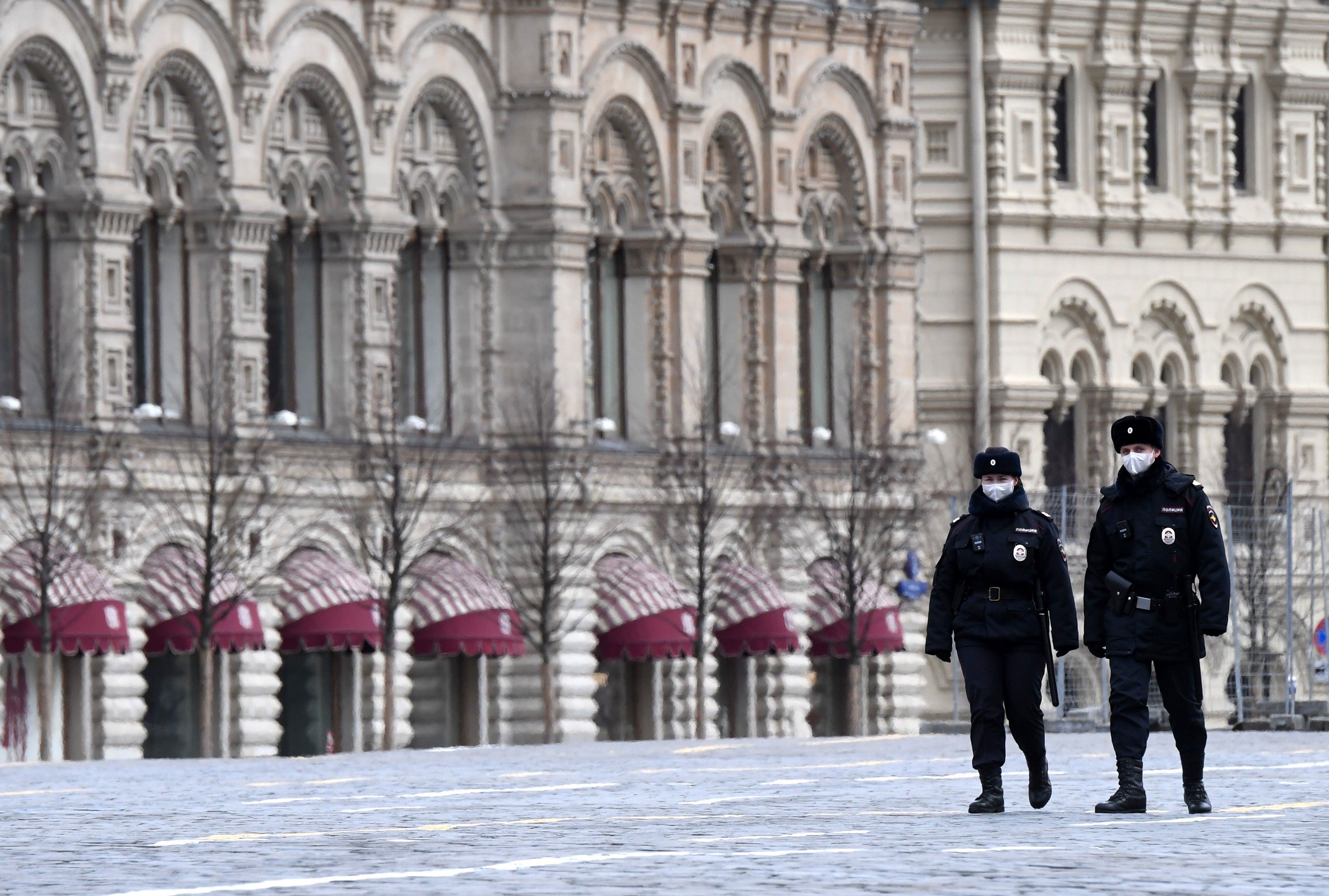 Policías rusos a las afueras de una prisión
