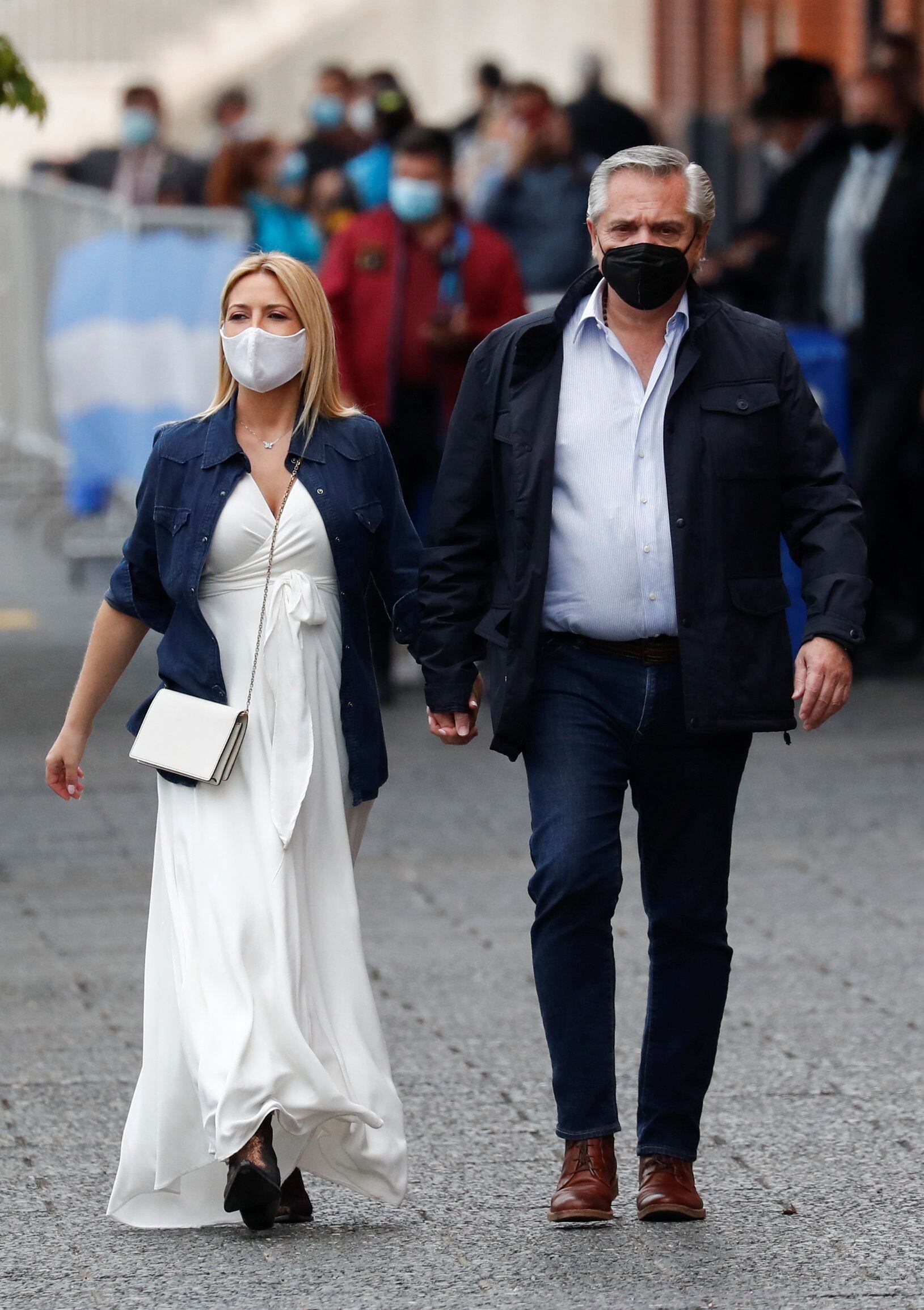 Fabiola Yáñez y Alberto Fernández votaron alrededor de las 9:30 de la mañana en la sede de la Universidad Católica Argentina (Reuters/Agustin Marcarian)