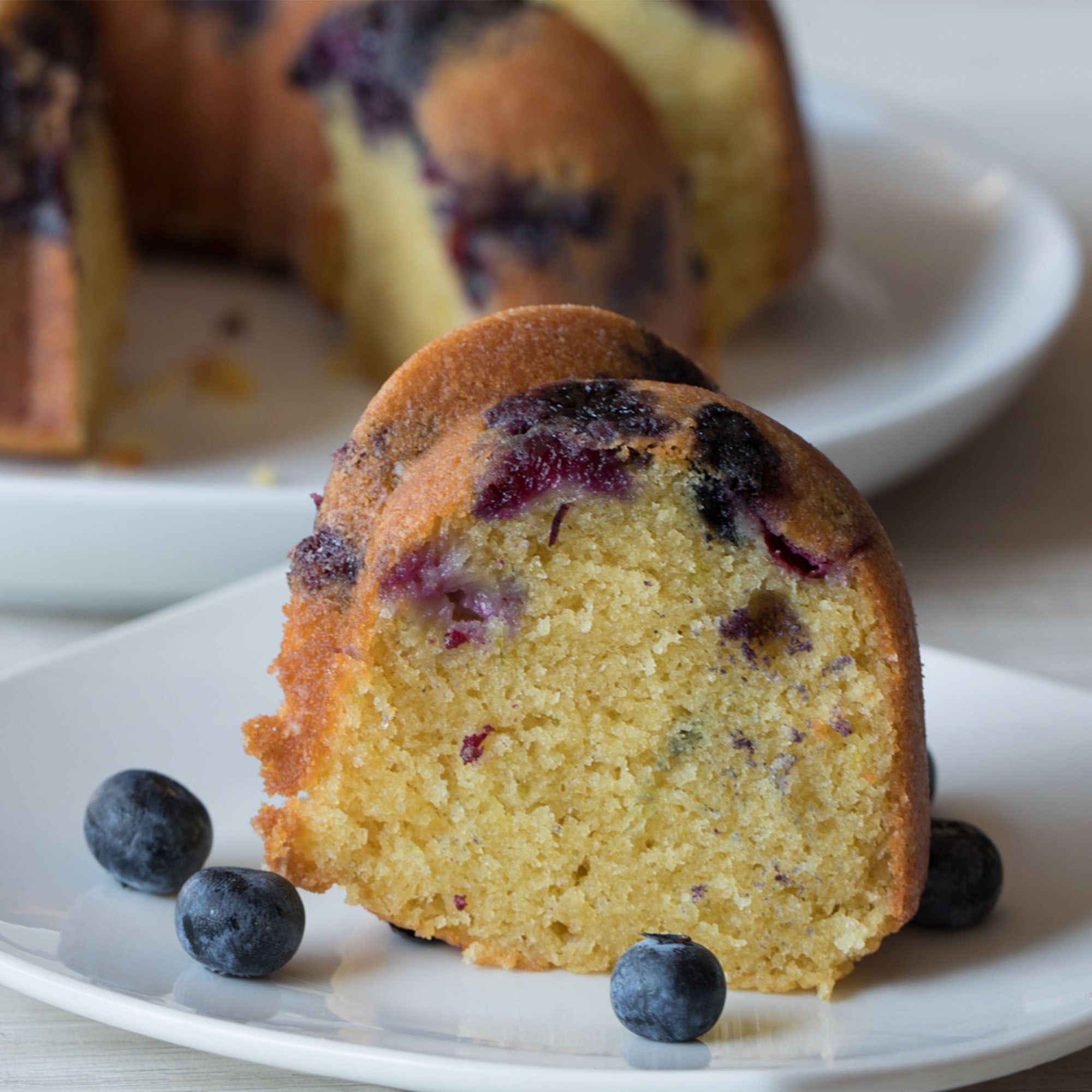 Lemon keke with blueberries