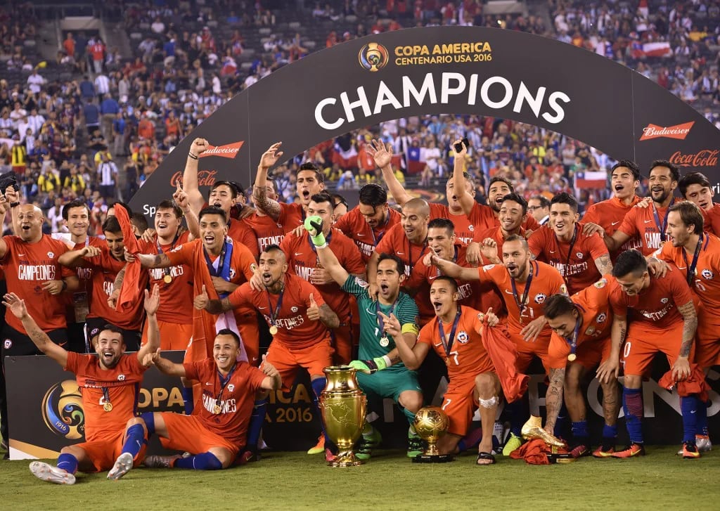 La selección chilena celebra con el trofeo de campeón de la Copa América Centenario (AFP)