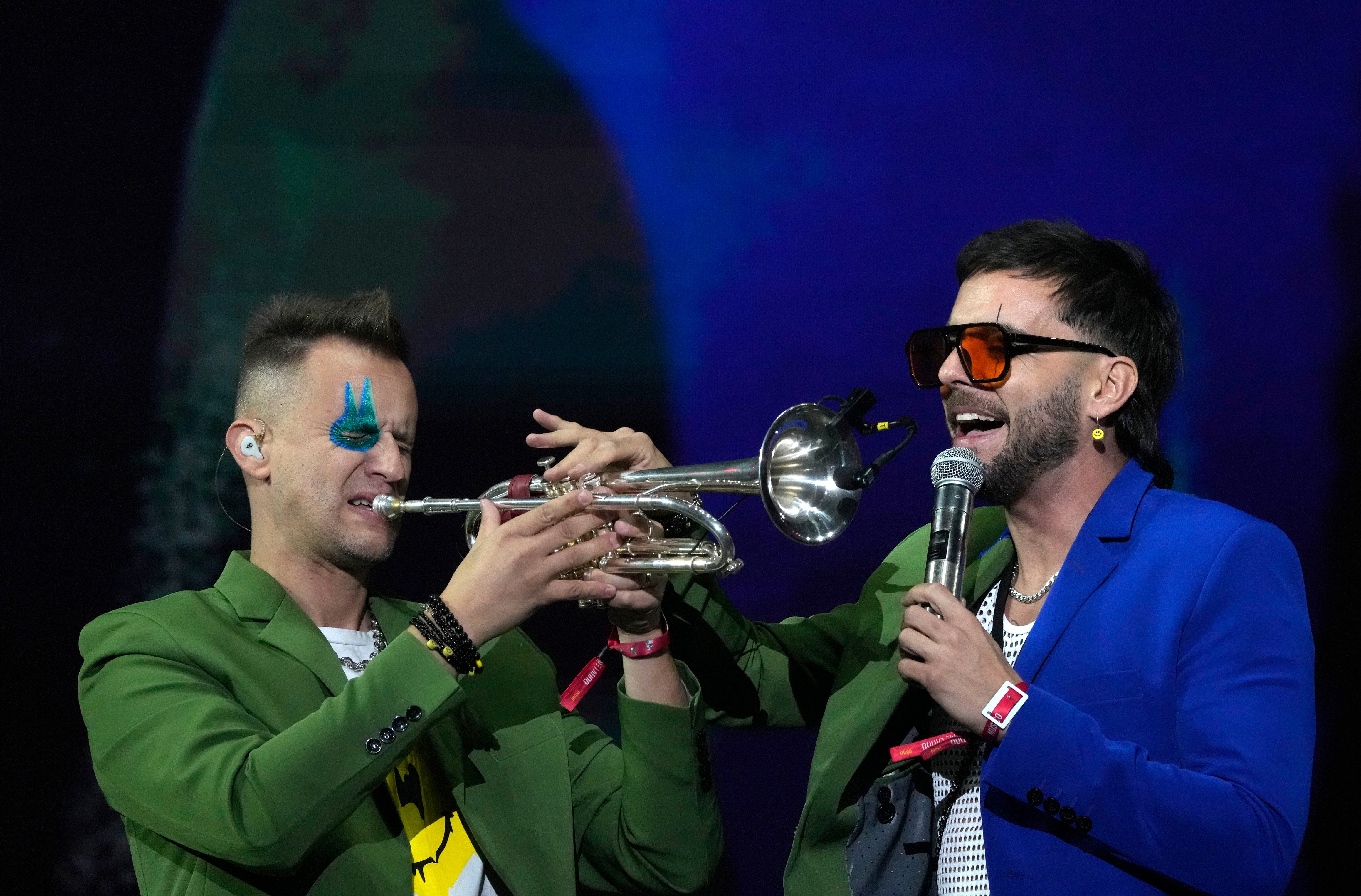 Los Caligaris durante su presentación en el festival Vive Latino en la Ciudad de México el sábado 18 de marzo de 2023. (Foto AP/Fernando Llano)