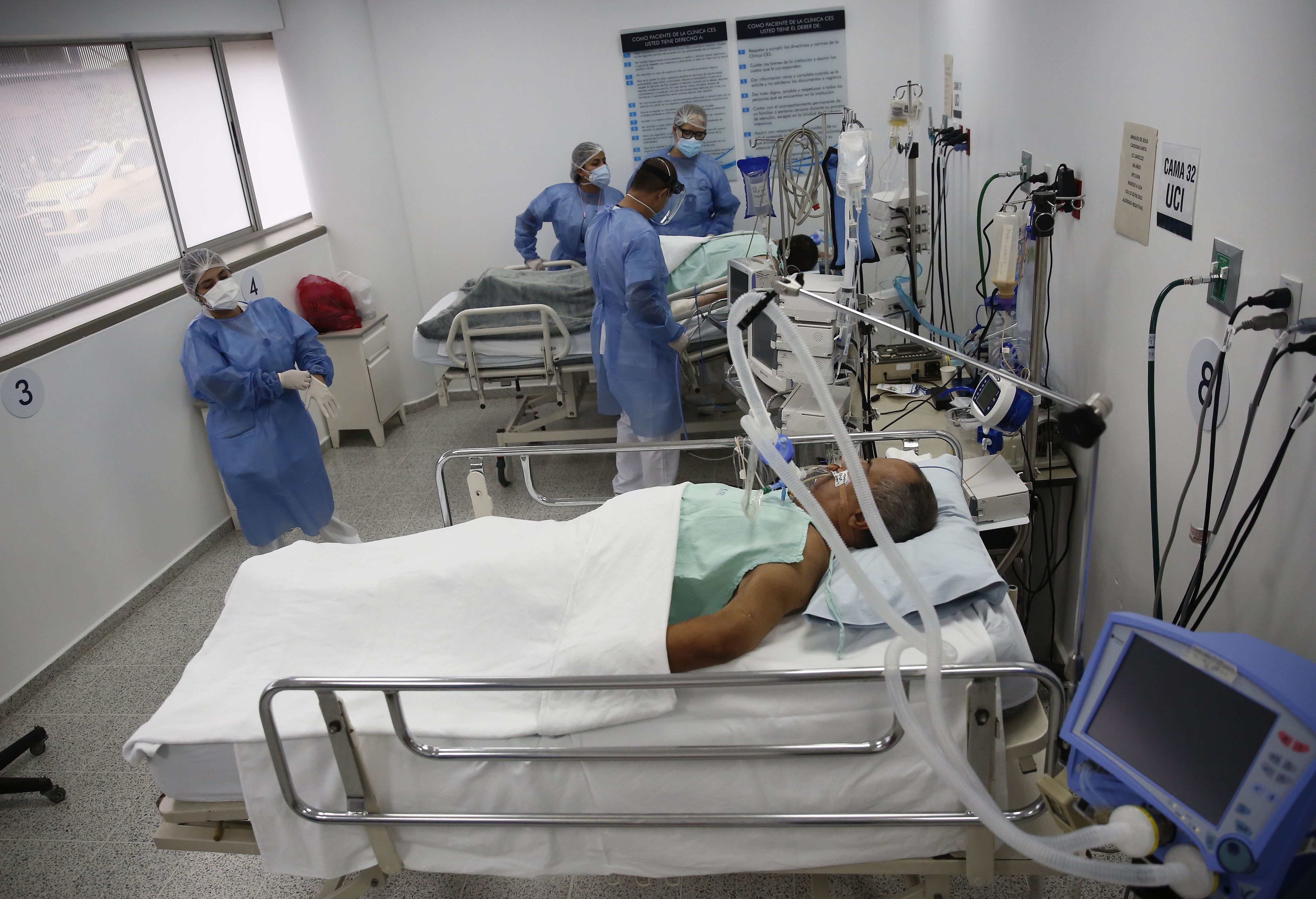 Empleados de la salud atienden a un paciente en la unidad de cuidados intensivos en una clínica colombiana, en una fotografía de archivo. EFE/ Luis Eduardo Noriega A.
