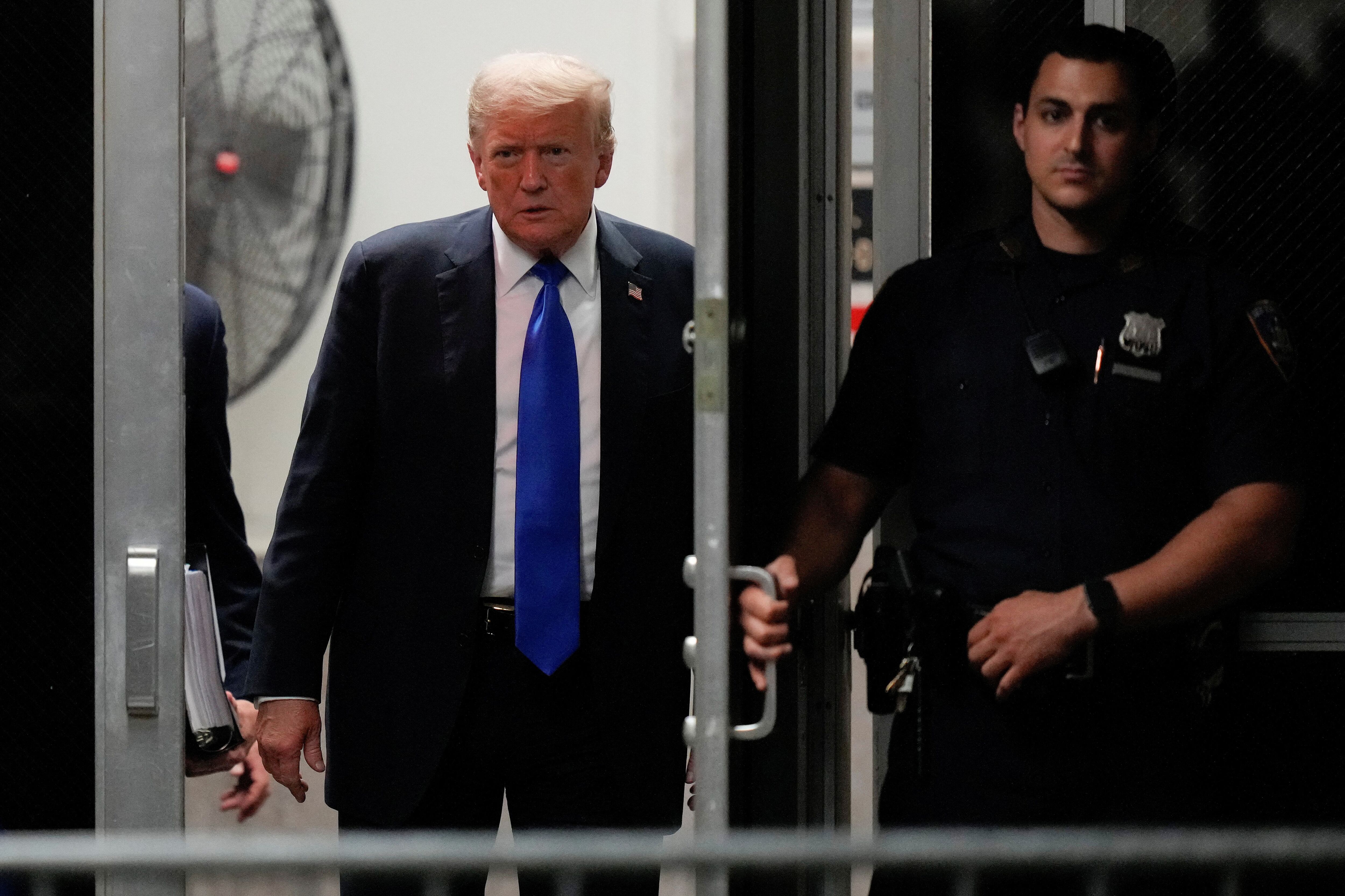 El expresidente Donald Trump regresa a la sala del Tribunal Penal de Manhattan, el jueves 30 de mayo de 2024, en Nueva York (Seth Wenig/REUTERS)