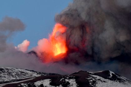 El volcán Etna, situado en Sicilia (sur de Italia), ha entrado este martes en erupción y ha levantado una columna de humo de más de un kilómetro que ha obligado al aeropuerto de Catania a suspender toda su actividad, a causa de los problemas de visibilidad dada su proximidad. "Debido a la actividad eruptiva del Etna y las consecuencias contextuales de la ceniza volcánica, el aeropuerto de Catania está actualmente cerrado", anunciaron las autoridades aeroportuarias en las redes sociales. EFE/EPA/ORIETTA SCARDINO
