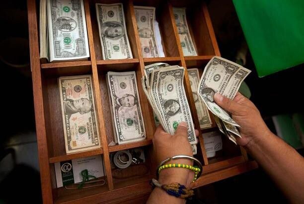 Beneficiarios de remesas y quienes importan ganan si un dólar débil aumenta el peso recibido - crédito Colprensa