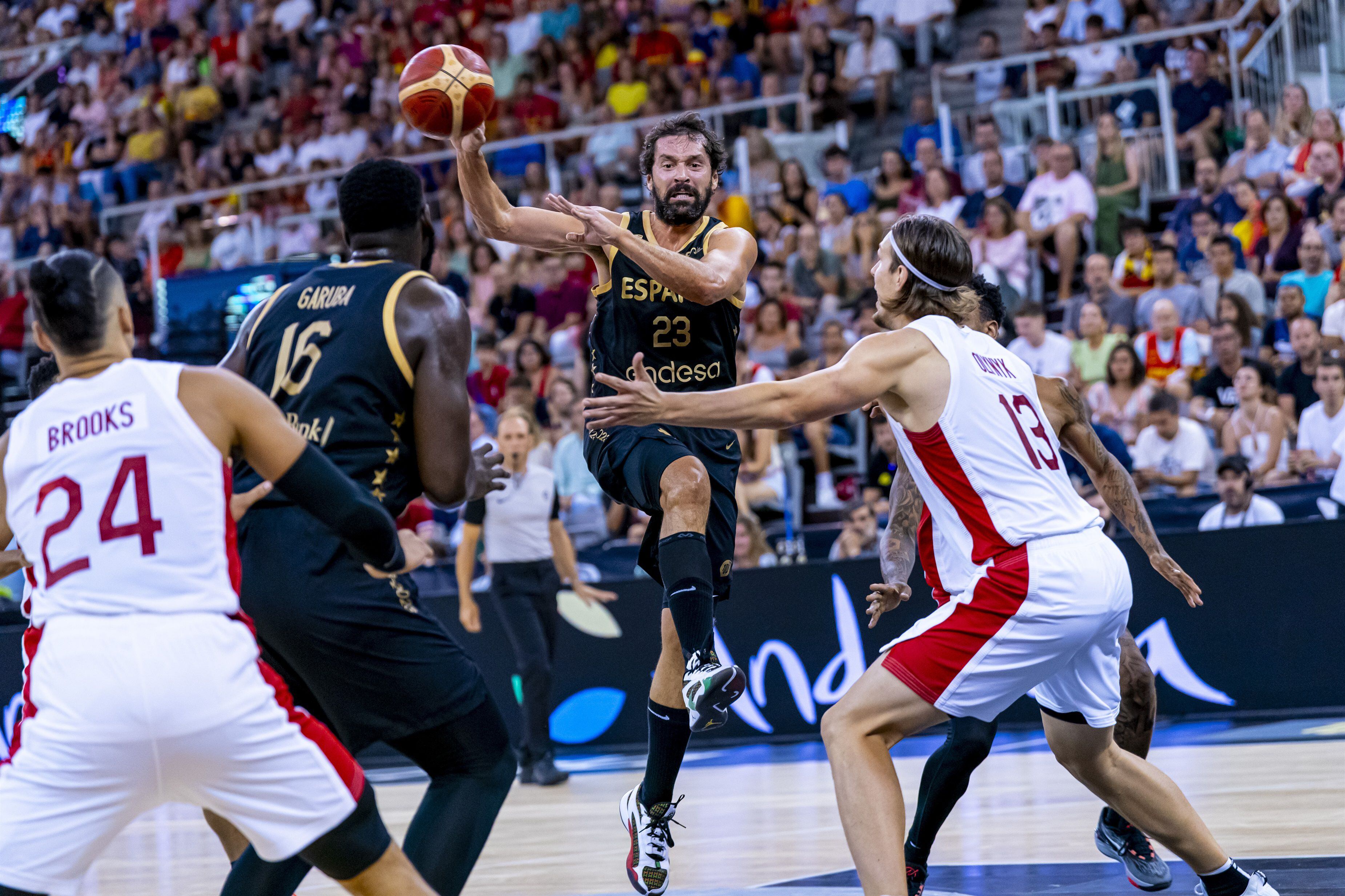 Sergi Llull busca dar un pase durante el partido entre España y Canadá. EUROPA PRESS