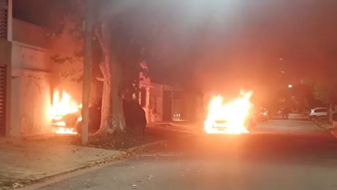 Varios vehículos fueron incendiados como amenaza en Rosario