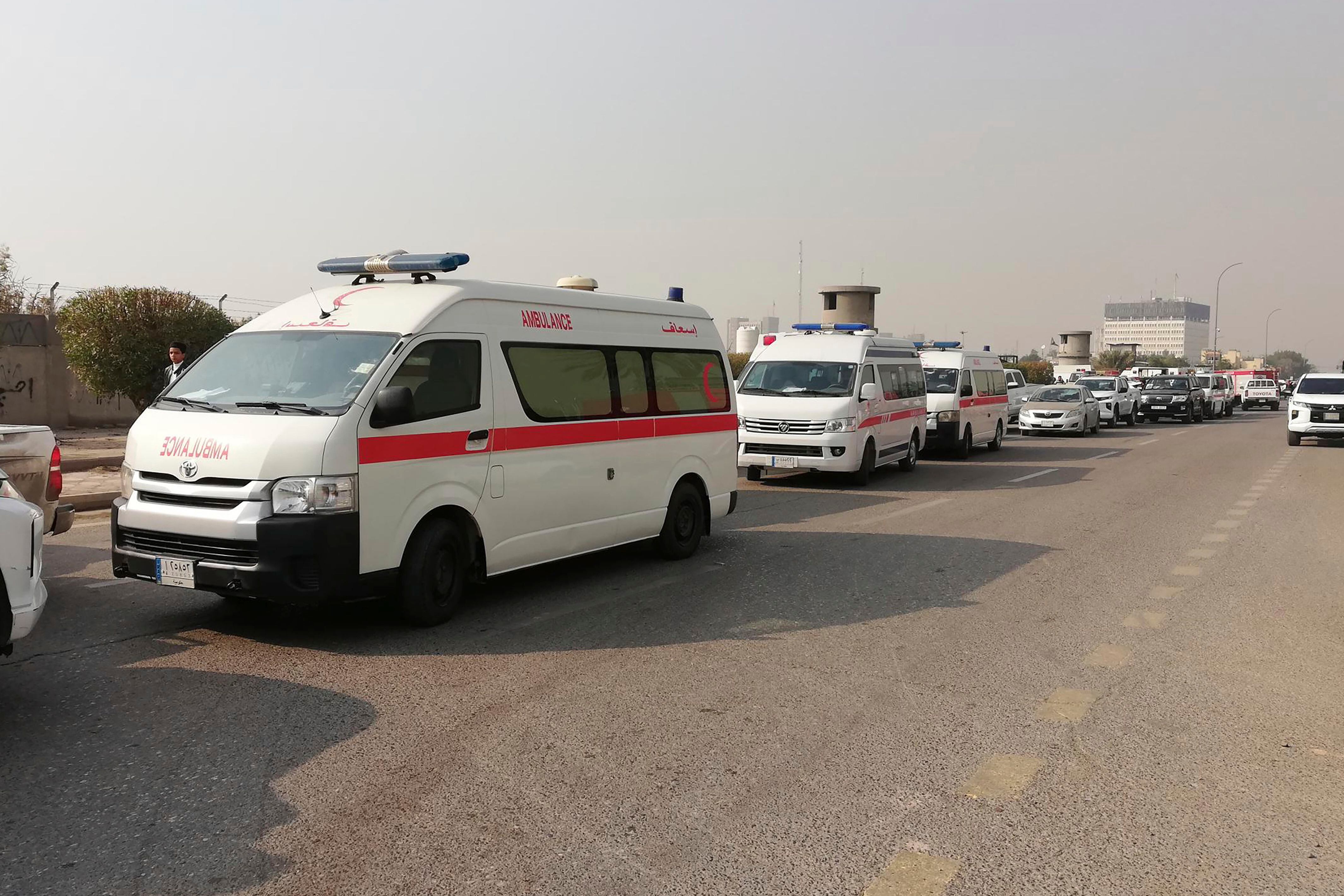 Ambulancias hacen fila frente al cuartel general de la Fuerzas de Movilización Popular tras un ataque aéreo, en Bagdad, Irak, el 4 de enero de 2024. (AP Foto/Hadi Mizban)