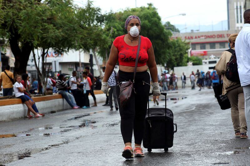 Una mujer con una máscara en San Antonio, Táchira, cerca de la frontera entre Venezuela y Colombia. 
Mar 14, 2020. REUTERS/Carlos Eduardo Ramirez