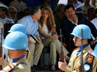 Shakira y el entonces presidente de Colombia, Álvaro Uribe, en el desfile militar del 20 de julio del 2008 en Leticia, Amazonas. /AFP PHOTO/Mauricio Dueñas