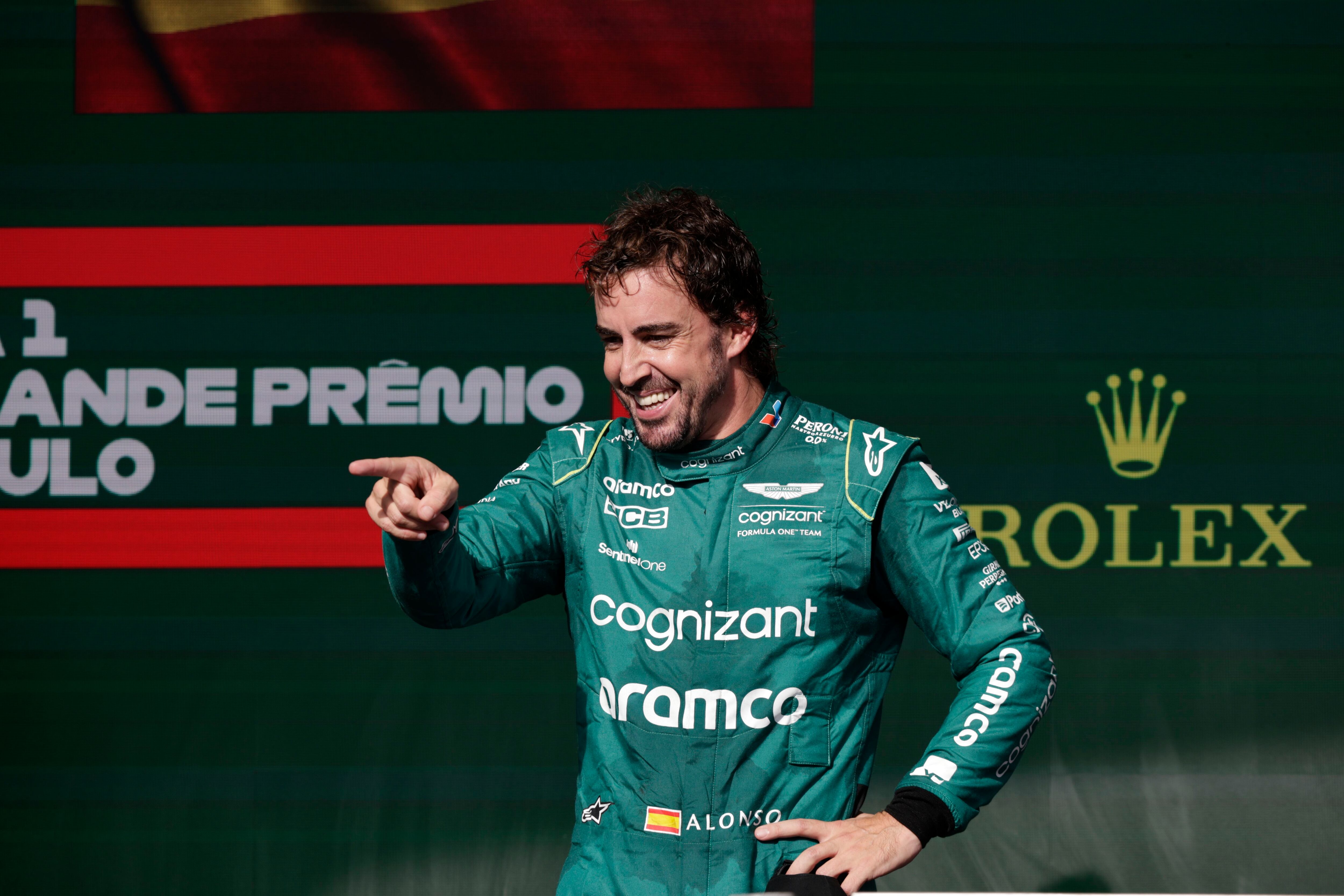 Fernando Alonso durante la ceremonia del podio tras el GP de Brasil (EFE). 