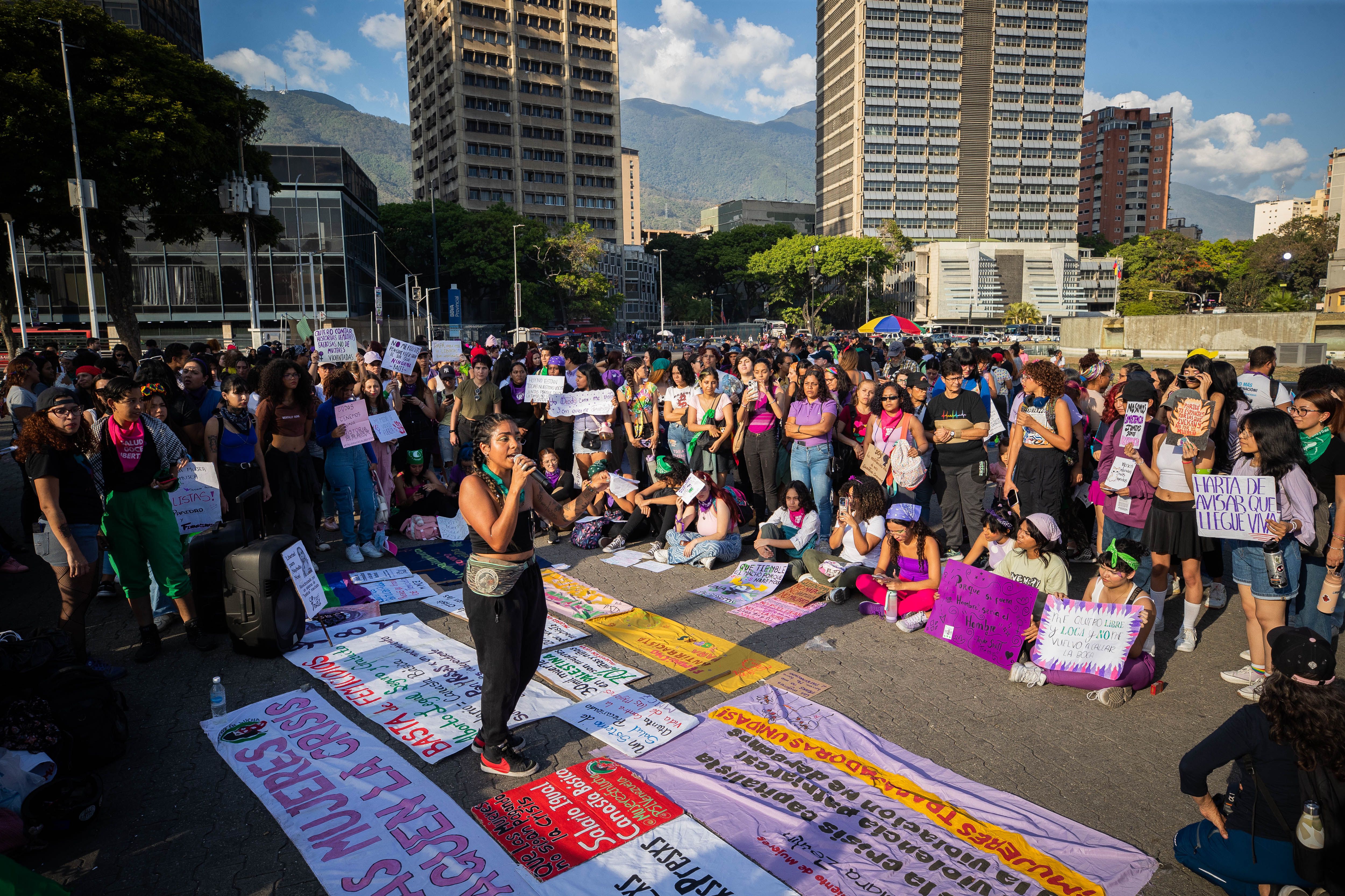 Caracas (Venezuela), 6 mar (EFE).- Las mujeres venezolanas marcharon el martes para exigir la legalización del aborto y el fin del feminicidio, la violencia sexual y el abuso, así como el derecho al trabajo y el acceso a los espacios públicos en el Día Internacional de la Mujer. ¿Qué es eso? La manifestación, en la que cientos de mujeres venezolanas marcharon al Palacio de Justicia de Caracas, coincidió con el Día Internacional de la Mujer antes de una protesta mucho más grande el 8 de marzo. ¿Qué es eso? EFE dijo que muchos han expresado su preocupación por el aumento de las cifras de feminicidios en Venezuela en los últimos años, y que algunos de los carteles leían una solicitud para “ser el último”. ¿Qué es eso? EFE citó al Observatorio Venezolano de Conflictos Sociales diciendo que más de 2,000 mujeres fueron asesinadas en Venezuela en 2017 debido a la violencia de género, que también creen que es una subestimación. ¿Qué es eso? EFE también citó a Vlady Gomez, una funcionaria de la ONG Mujeres Ciudadanas, quien dijo que las mujeres estaban “muriendo debido a sistemas de salud deficientes, feminicidio y el aumento de la violencia de género”, y la activista instó a la sociedad a pensar sobre “qué país queremos