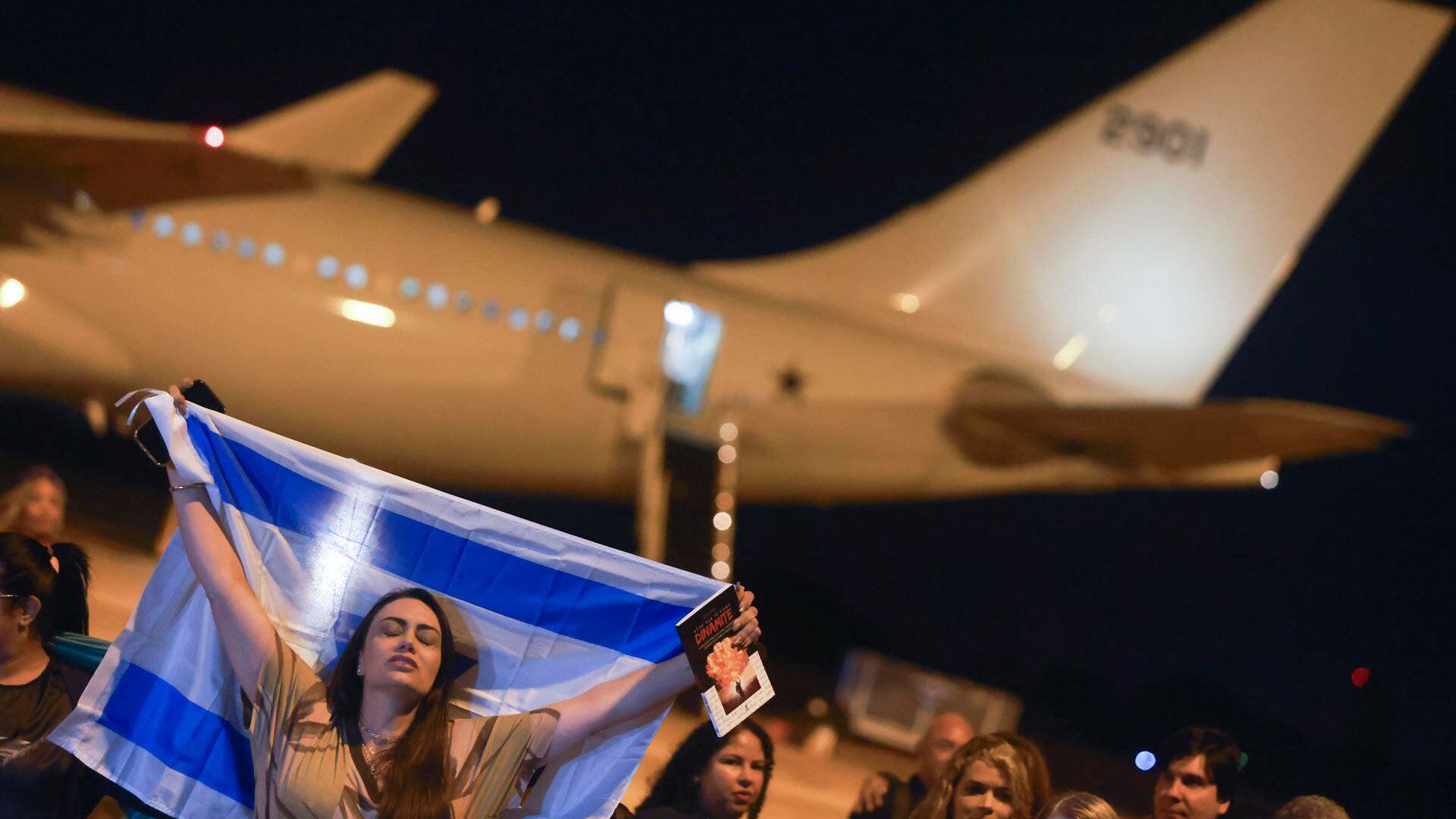 Una mujer levanta una bandera de Israel al llegar a Brasil (EFE/Luis Nova)
