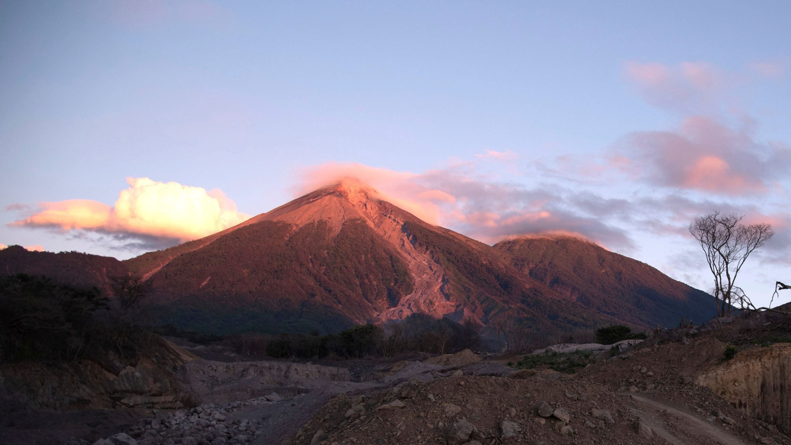 Vista del volcán de Fuego desde Puente Las Lajas, Guatemala, el 12 de diciembre de 2018. (AP/Santiago Billy)