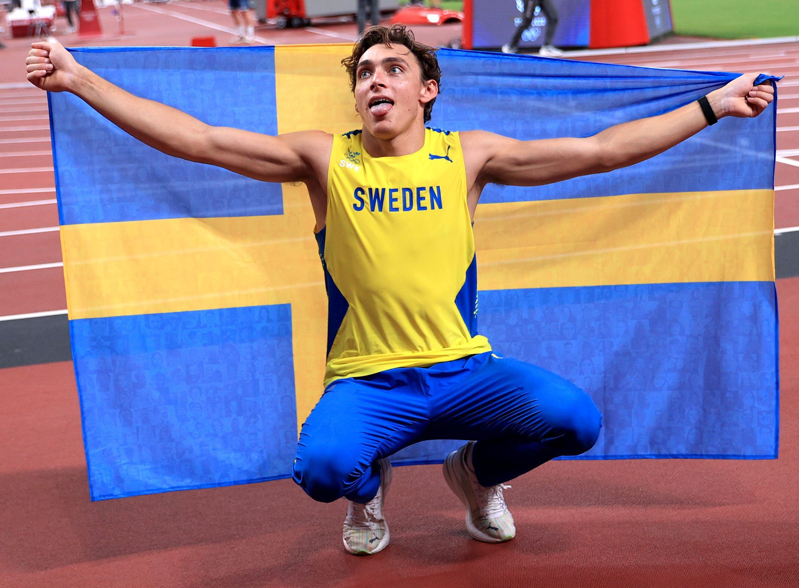 Swede Duplantis breaks pole vault world record to win gold